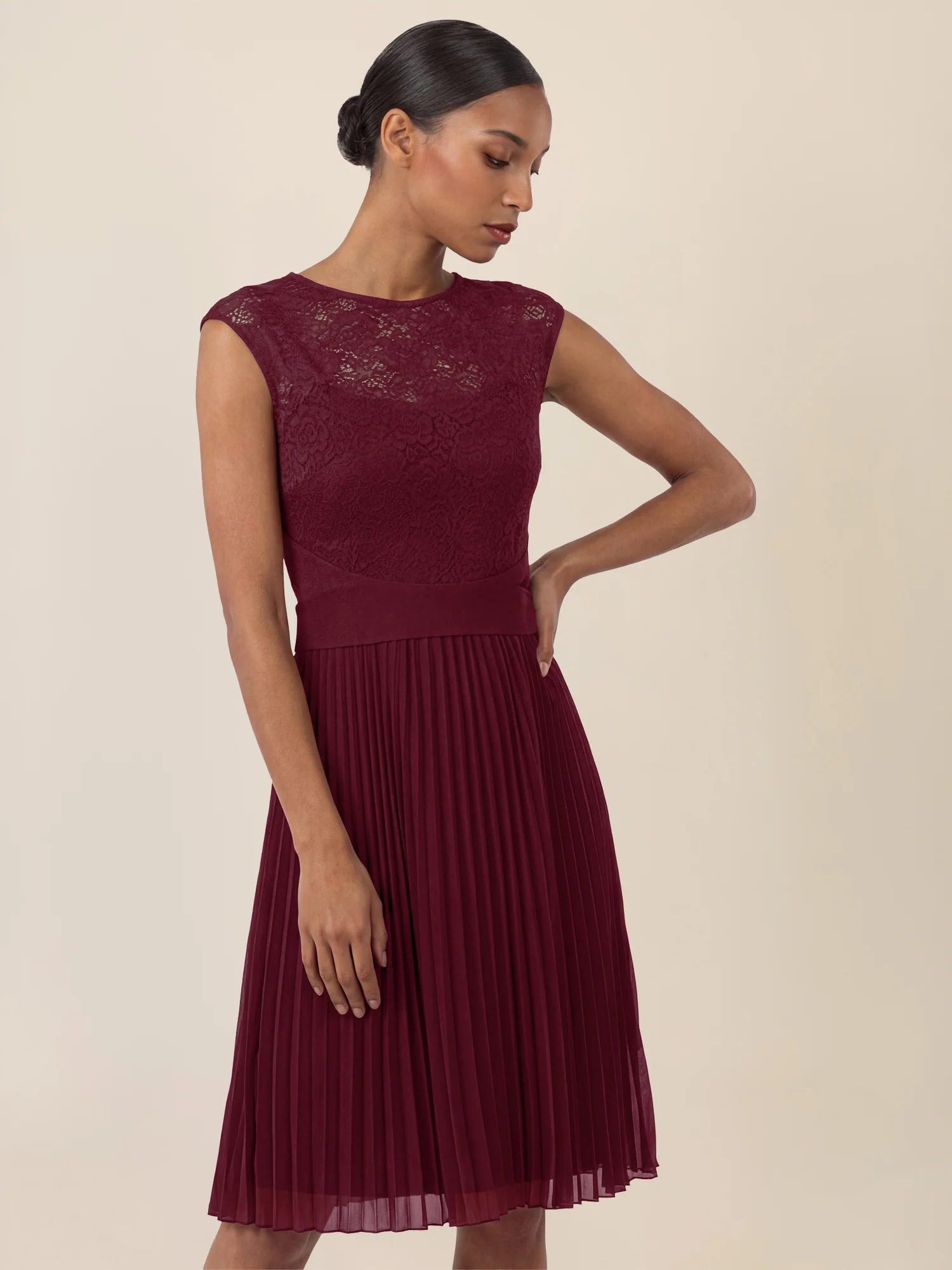 APART Spitzenkleid mit Plisseerock | weinrot - Image 4