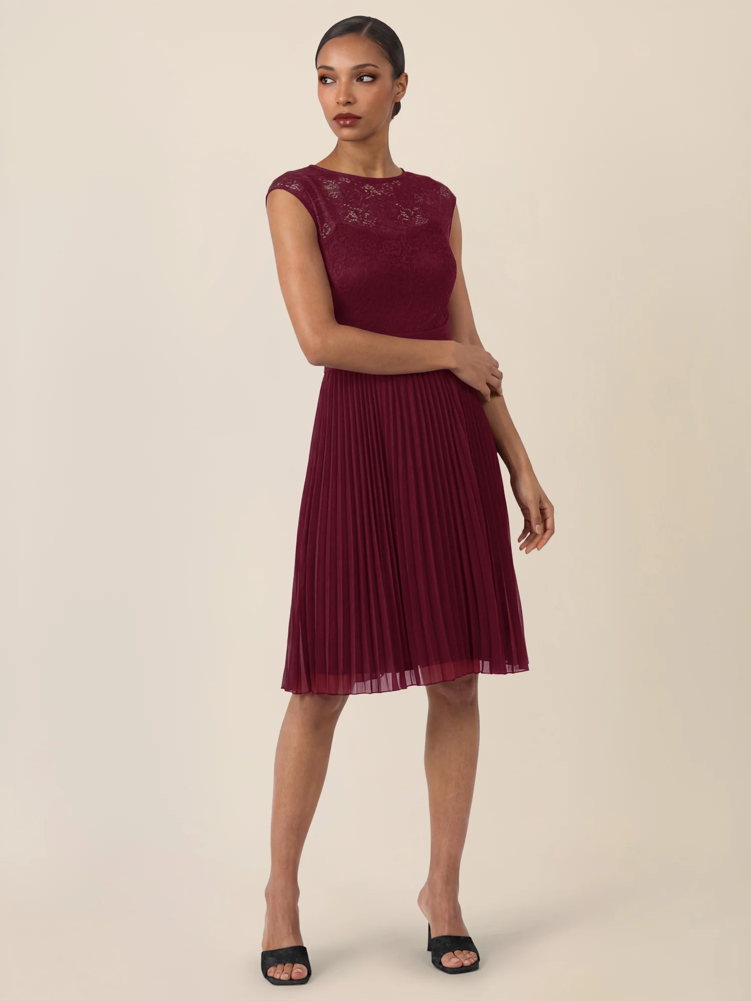 APART Spitzenkleid mit Plisseerock | weinrot - Image 6
