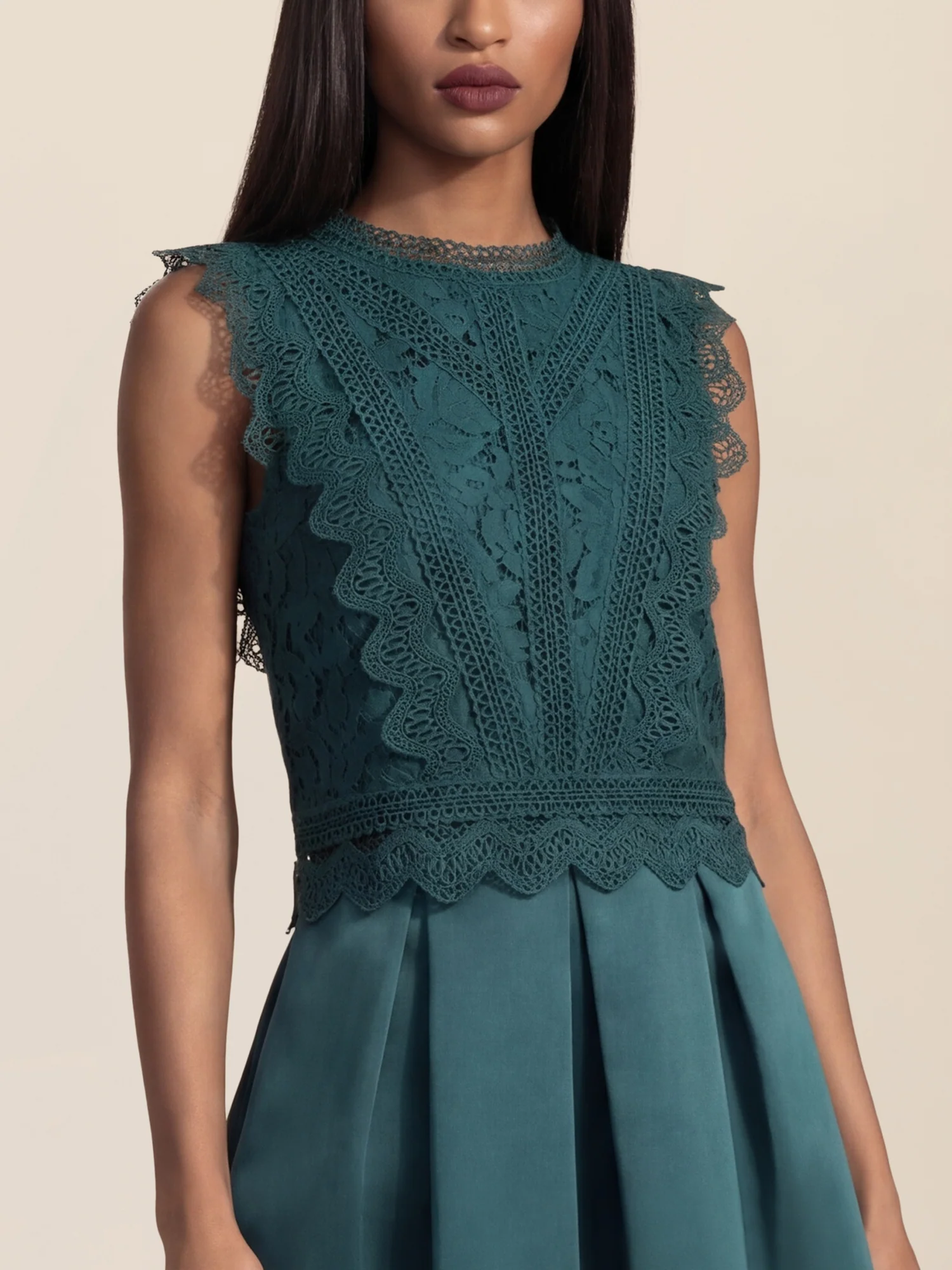 APART Spitzentop mit Rüschen und Häkeldetails | emerald - Image 4