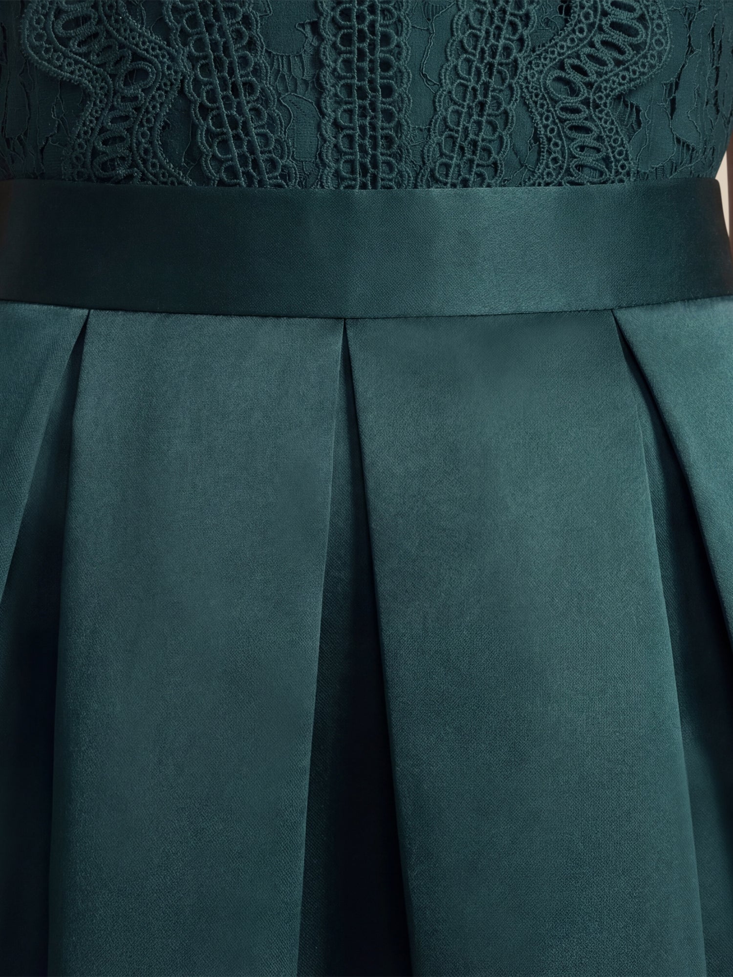 APART Spitzentop mit Rüschen und Häkeldetails | emerald - Image 5
