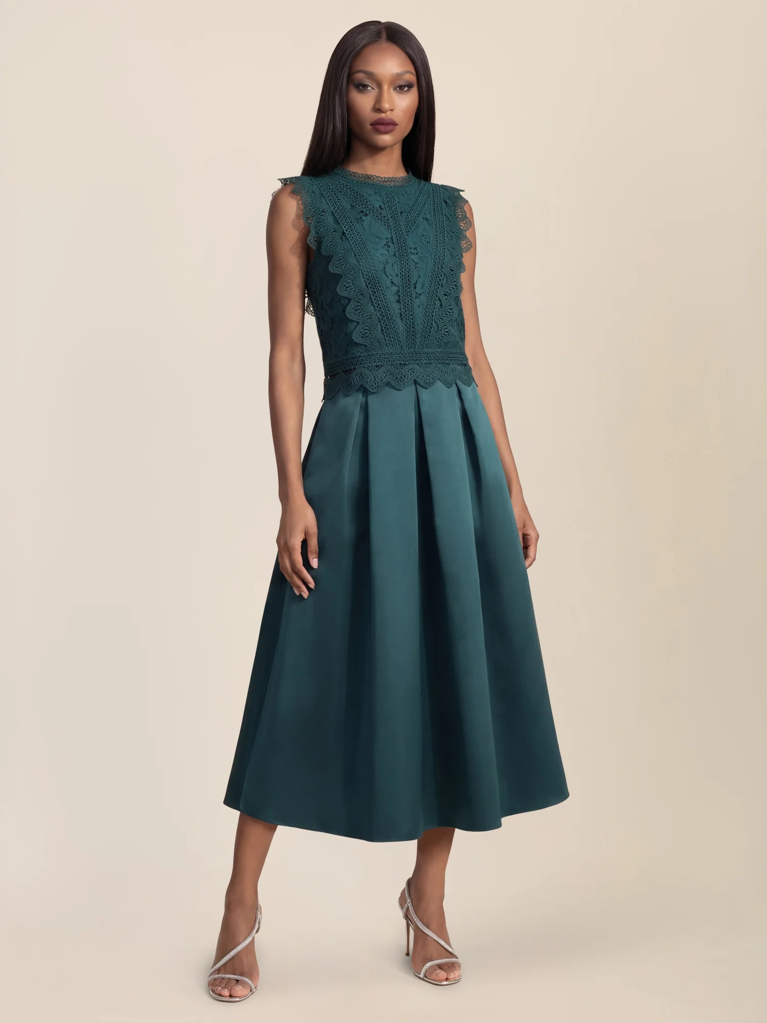 APART Spitzentop mit Rüschen und Häkeldetails | emerald - Image 6