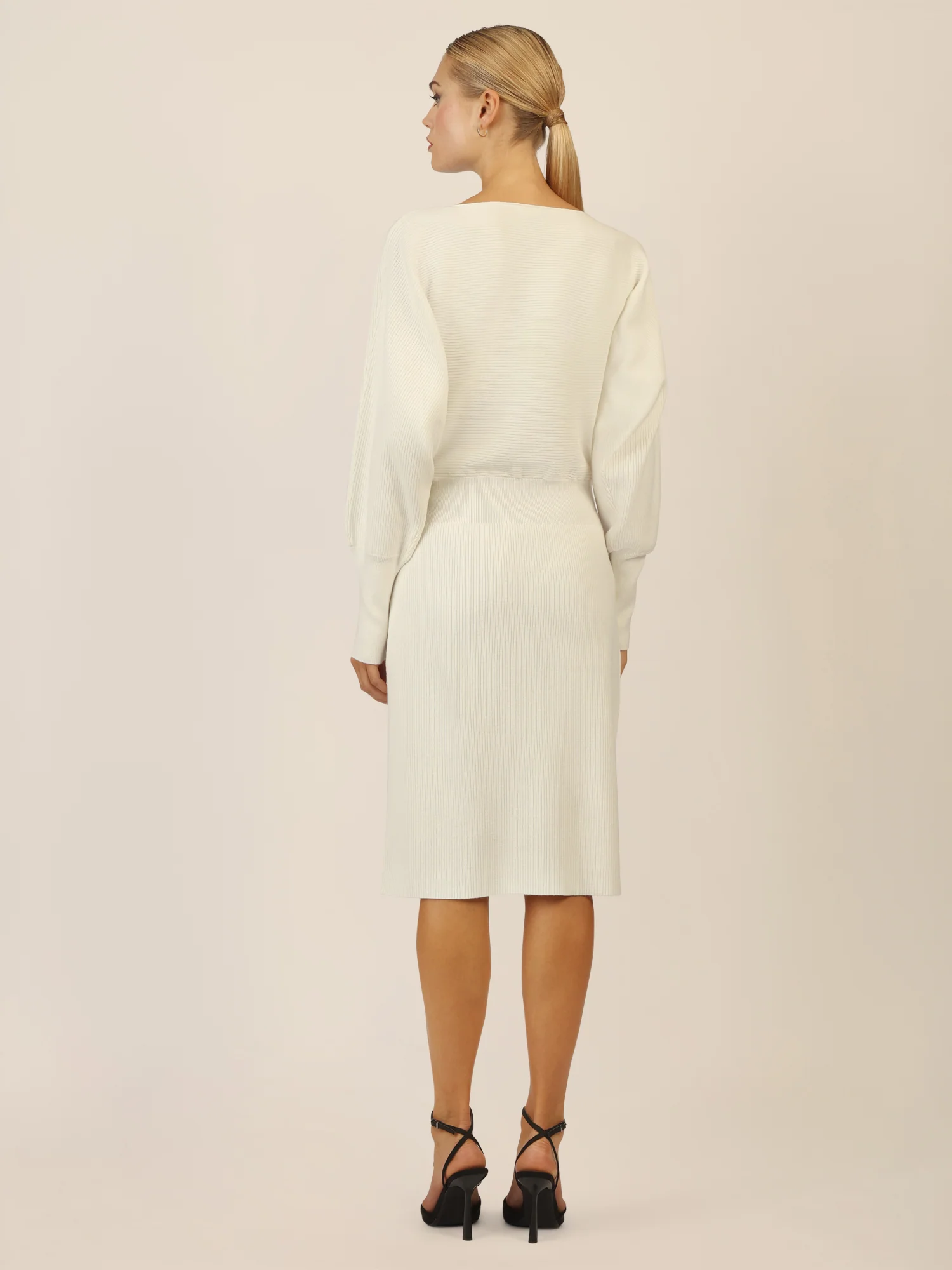 APART Strickkleid mit Gliederkette Detail Gürtel | creme - Image 2