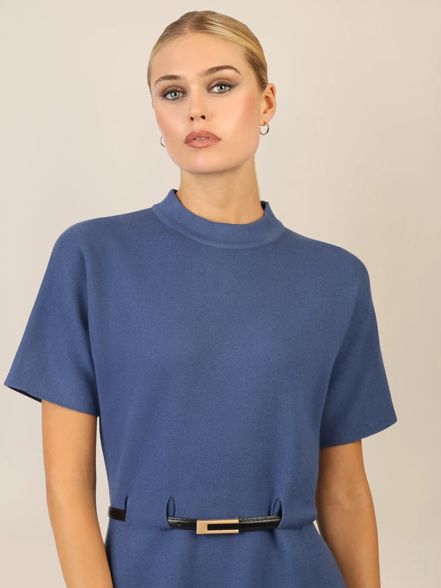 APART Strickkleid mit Gürtel und Stehkragen | mittelblau - Image 5