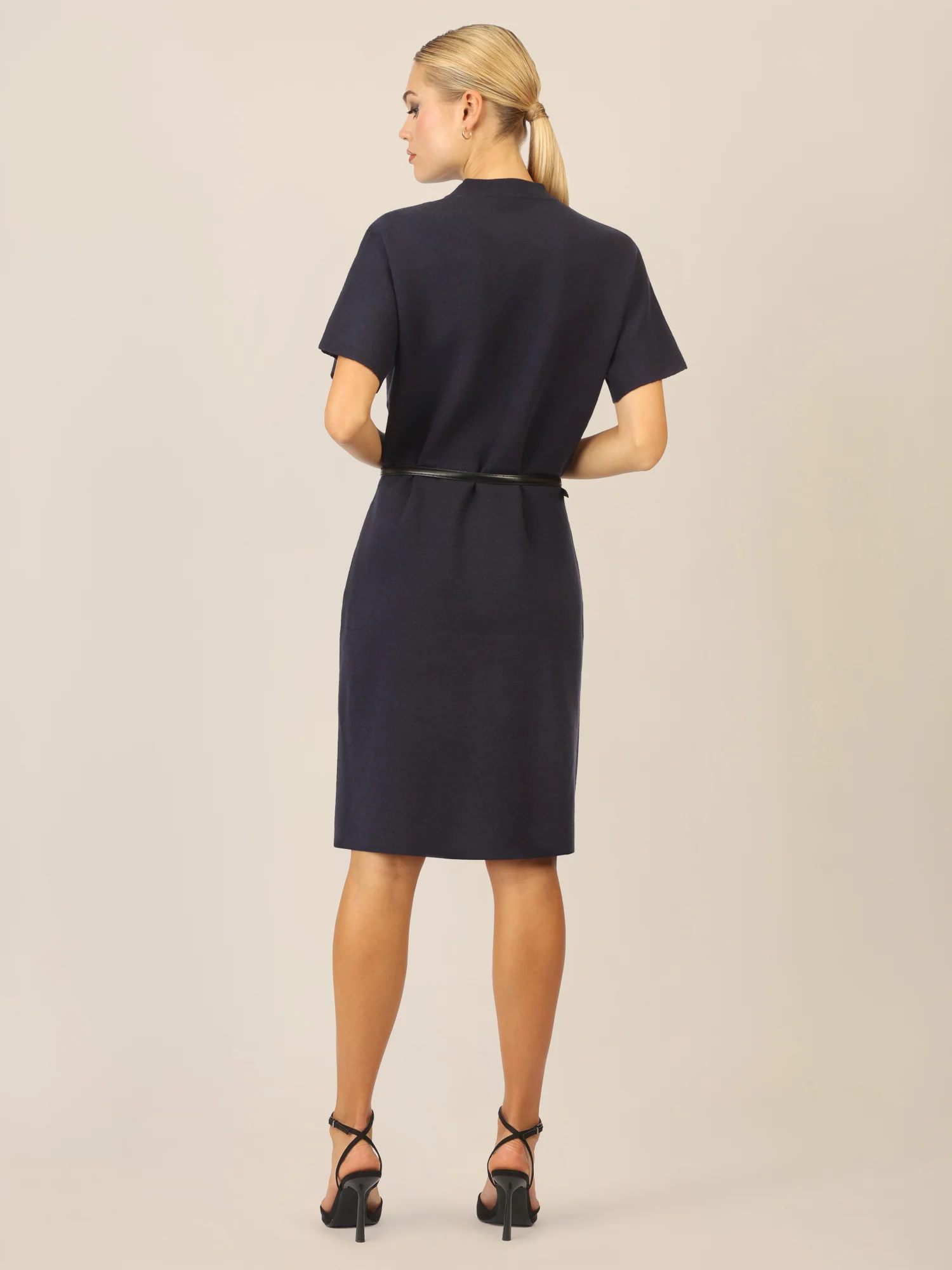 APART Strickkleid mit Gürtel und Stehkragen | nachtblau - Image 2