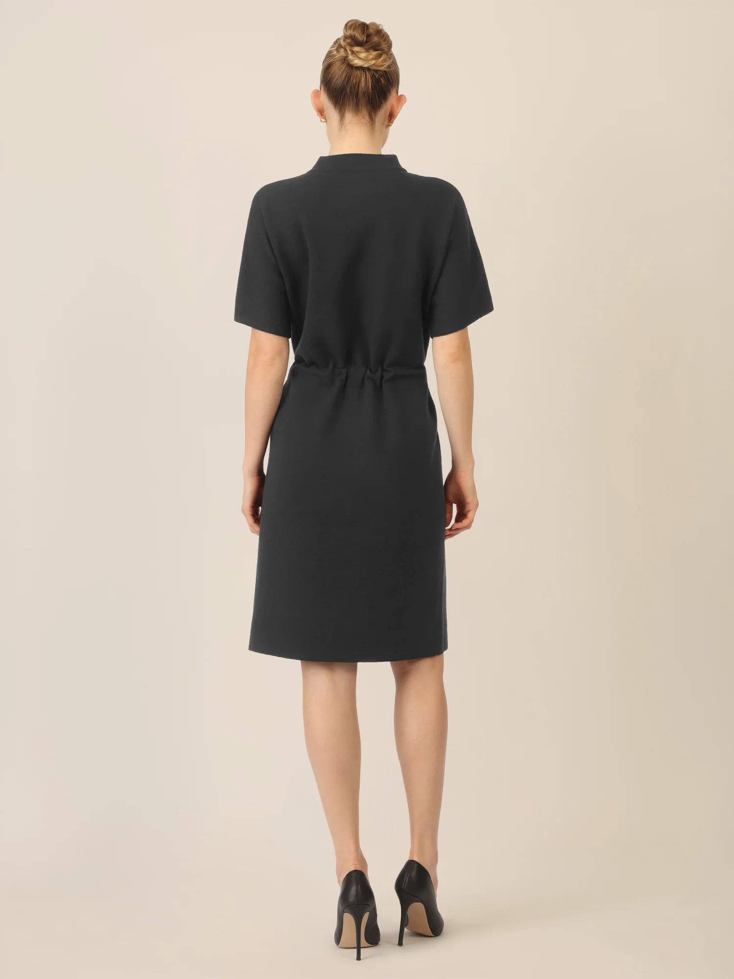 APART Strickkleid mit Gürtel und Stehkragen | schwarz - Image 2