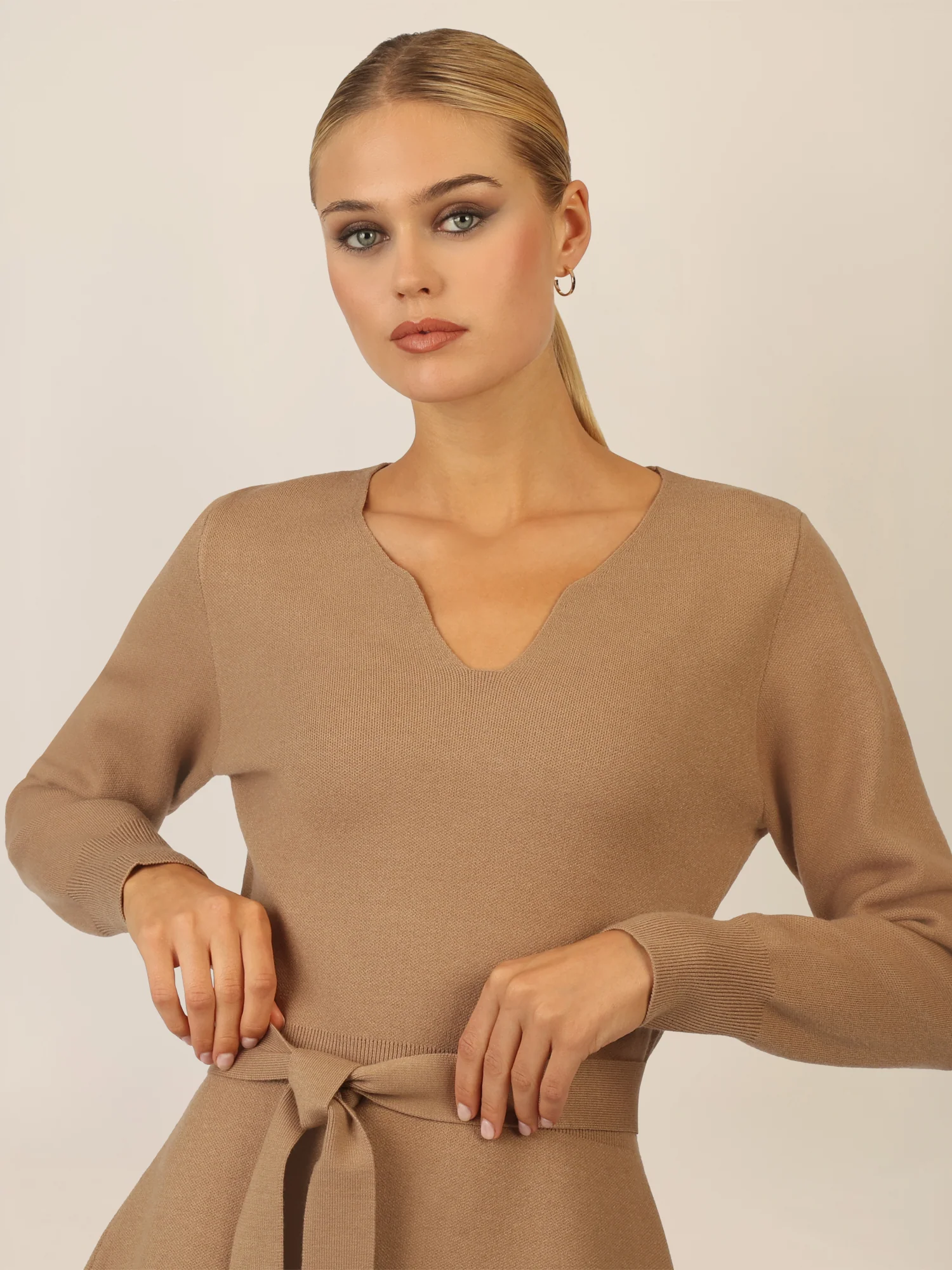 APART Strickkleid mit V-Ausschnitt | camel - Image 5