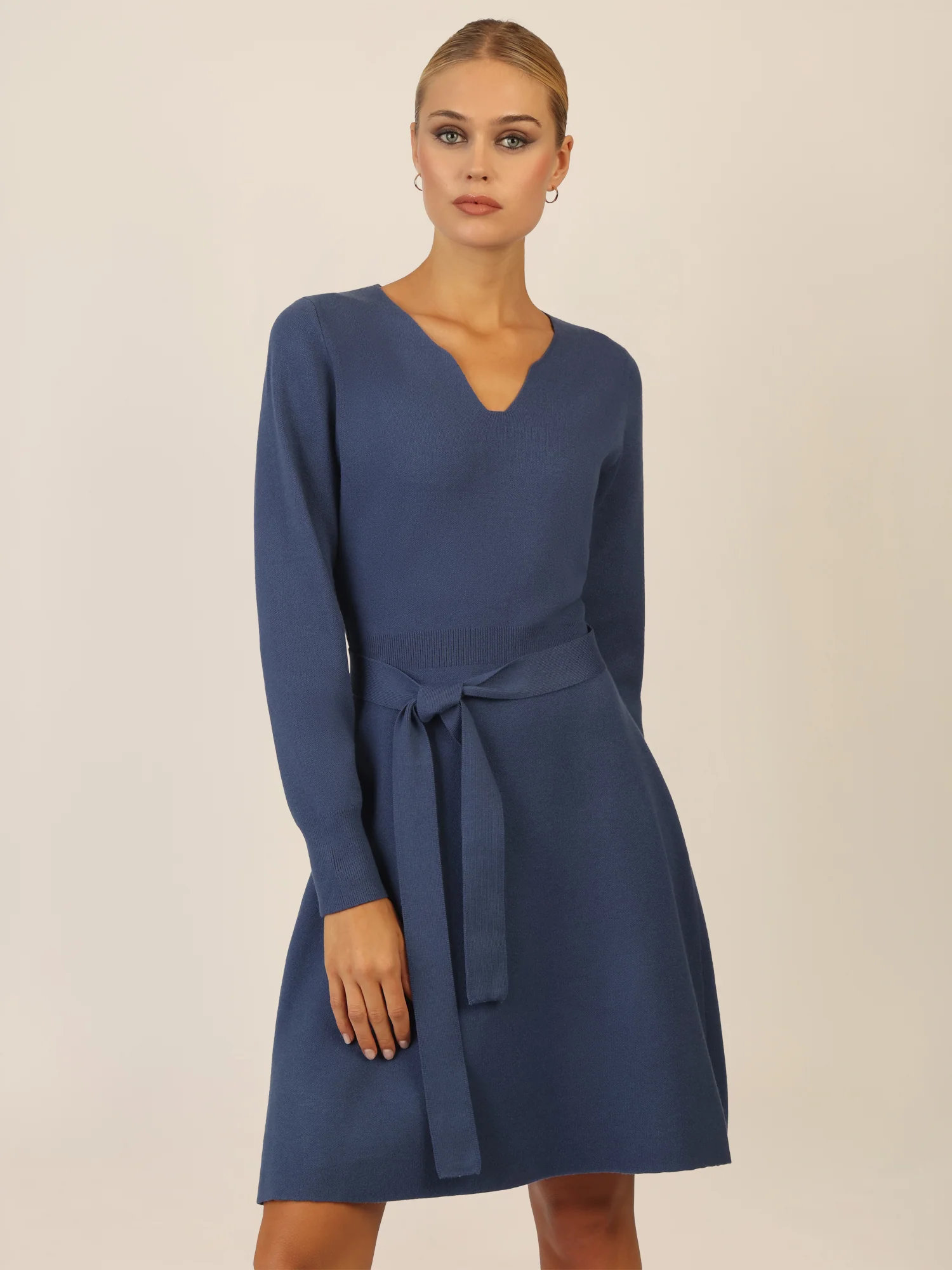 APART Strickkleid mit V-Ausschnitt | mittelblau - Image 4