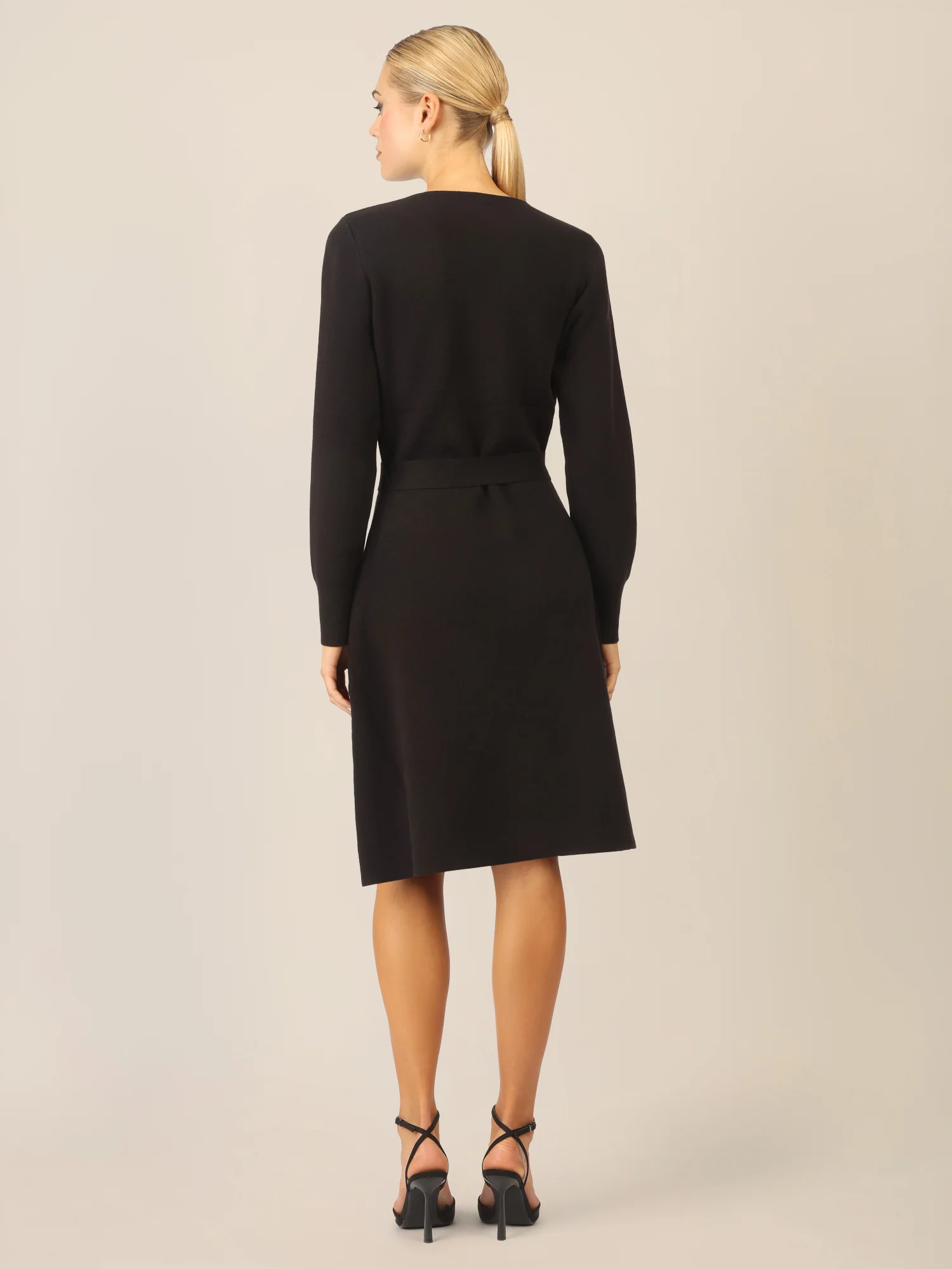 APART Strickkleid mit V-Ausschnitt | schwarz - Image 2
