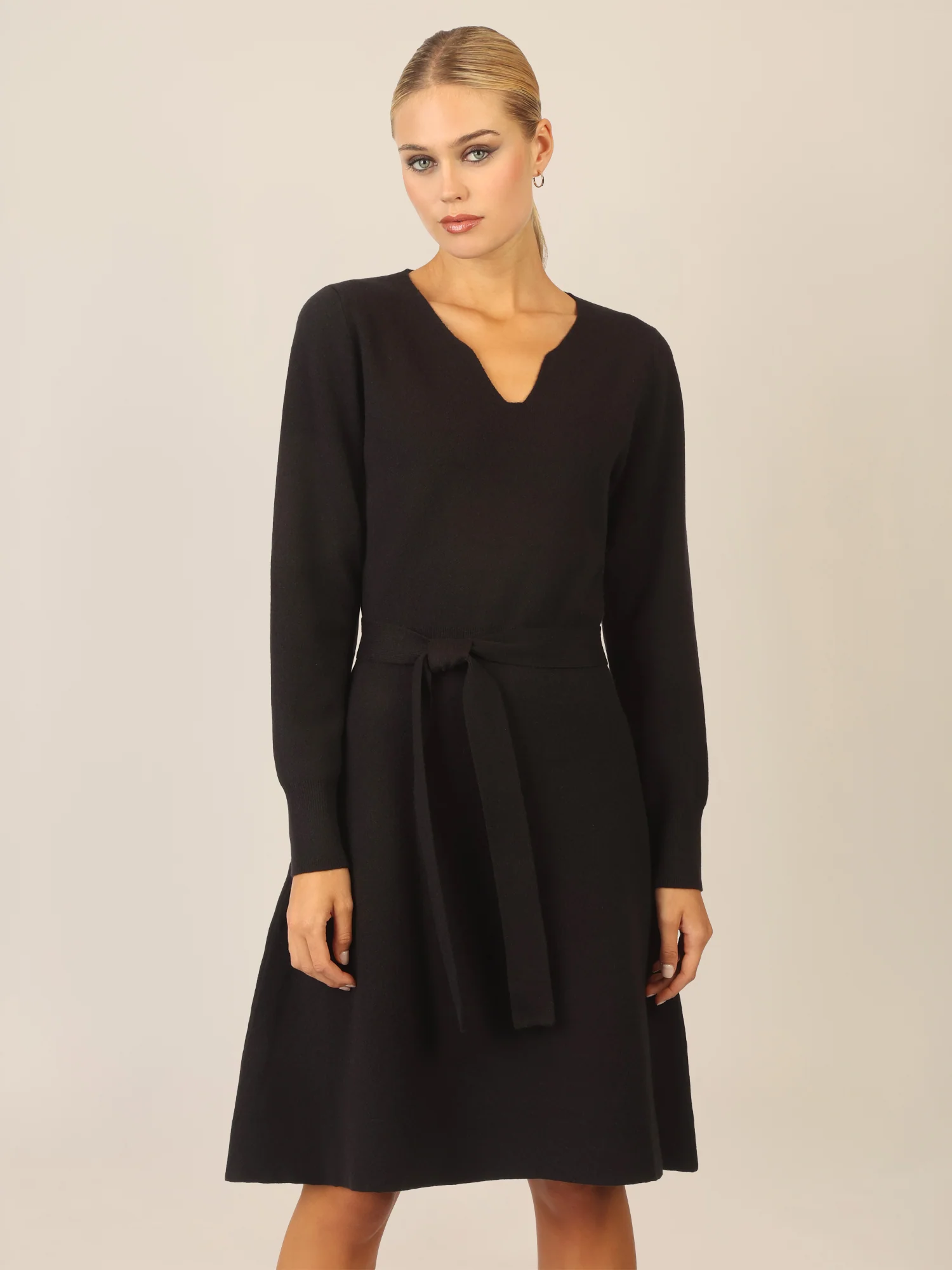 APART Strickkleid mit V-Ausschnitt | schwarz - Image 4