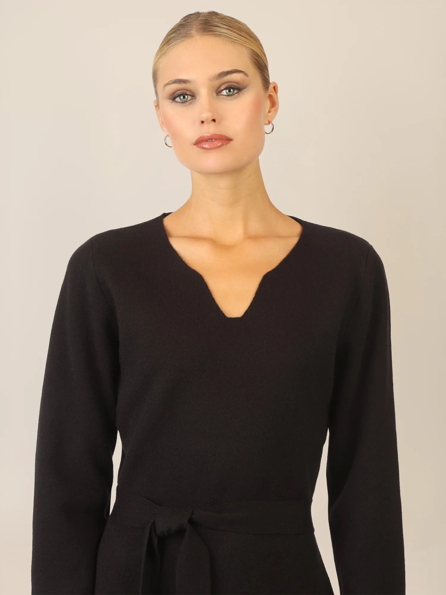 APART Strickkleid mit V-Ausschnitt | schwarz - Image 5
