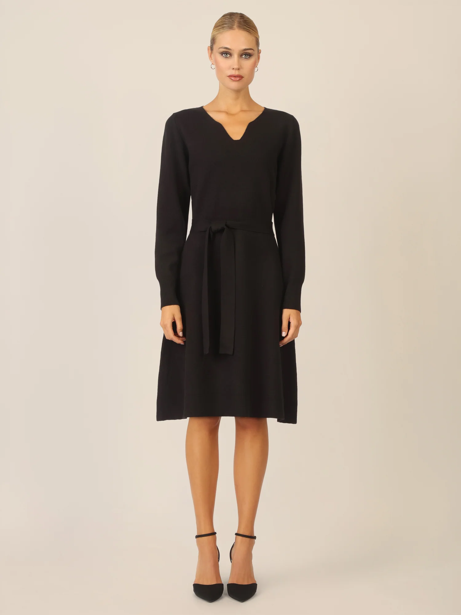 APART Strickkleid mit V-Ausschnitt | schwarz - Image 6