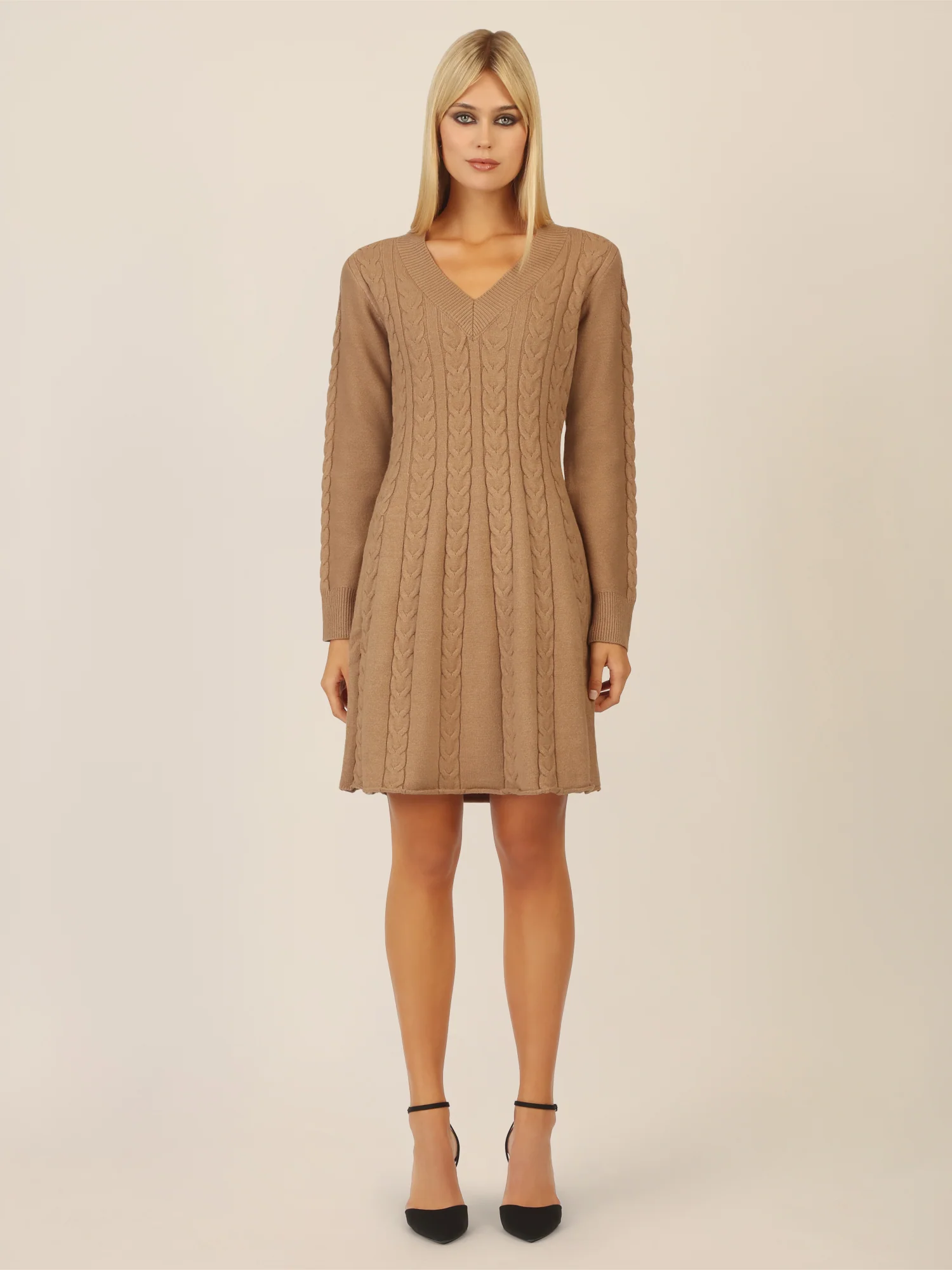 APART Strickkleid mit Zopfmuster und V-Ausschnitt | camel