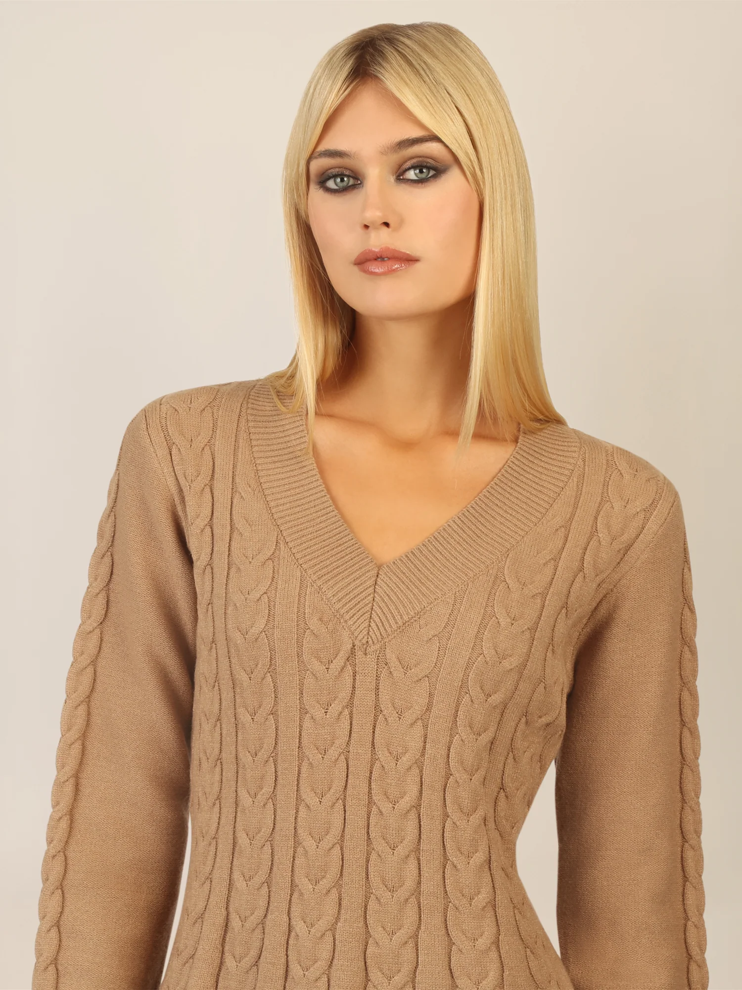 APART Strickkleid mit Zopfmuster und V-Ausschnitt | camel - Image 5