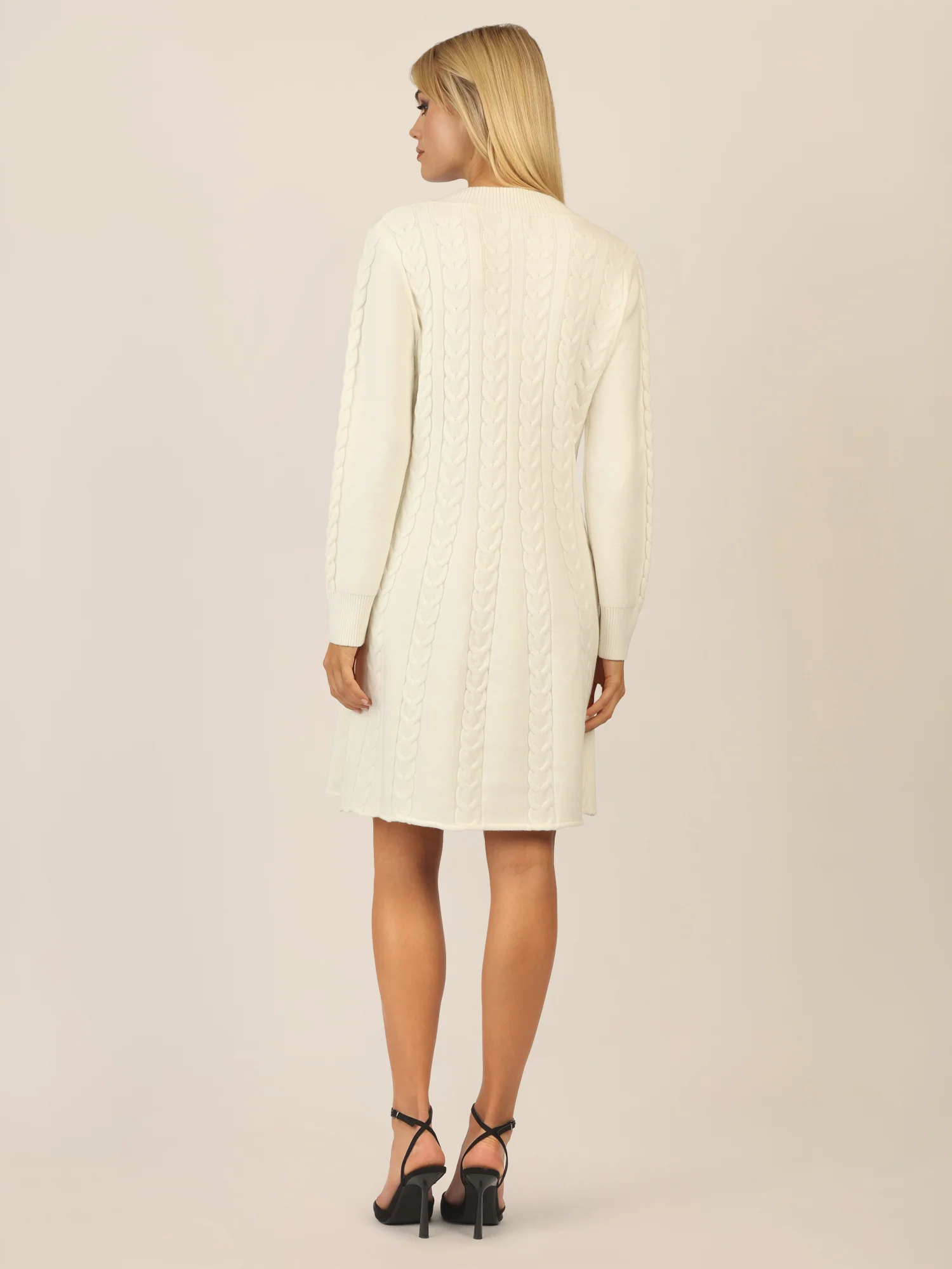APART Strickkleid mit Zopfmuster und V-Ausschnitt | creme - Image 2