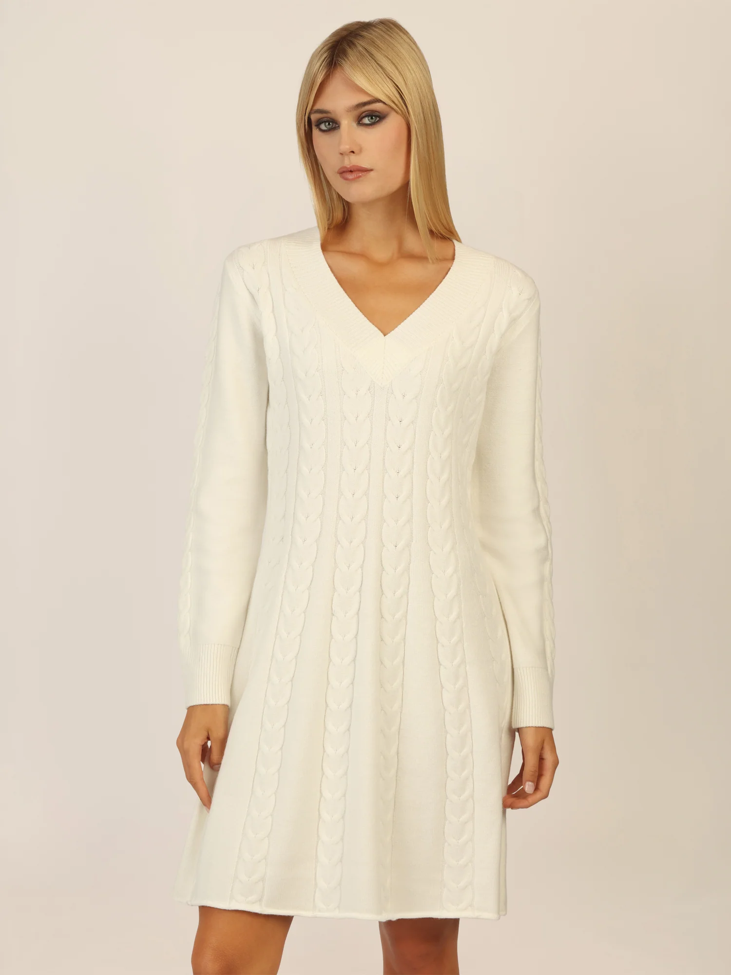 APART Strickkleid mit Zopfmuster und V-Ausschnitt | creme - Image 4
