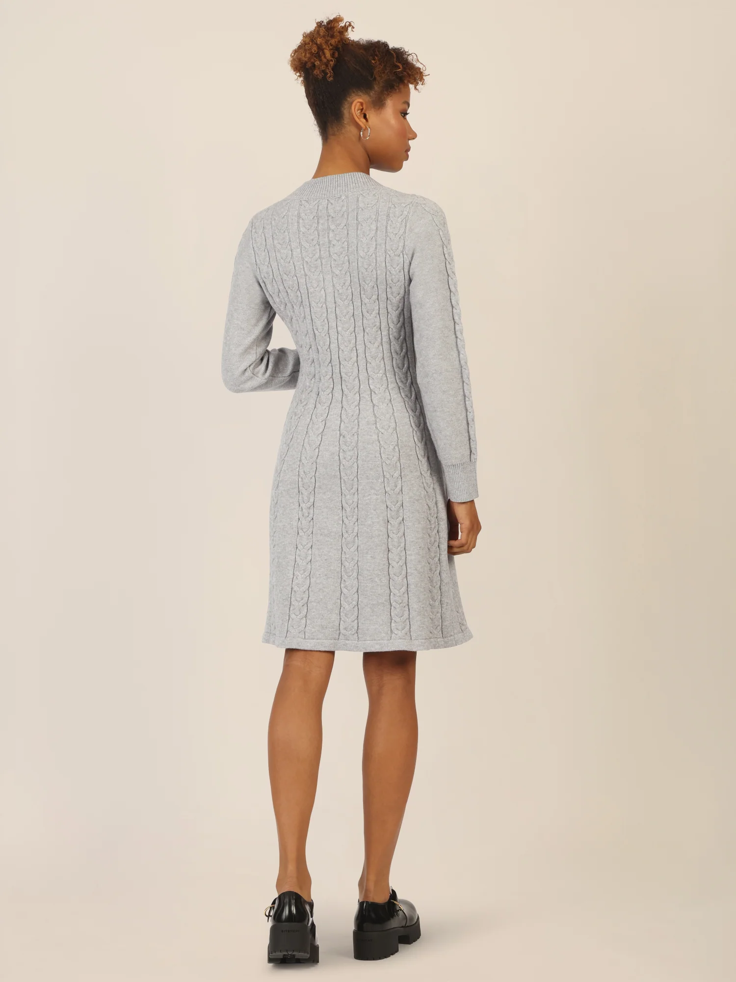 APART Strickkleid mit Zopfmuster und V-Ausschnitt | graumeliert - Image 2