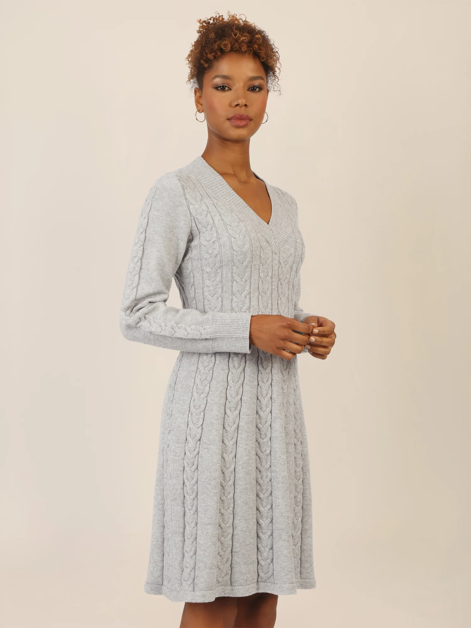 APART Strickkleid mit Zopfmuster und V-Ausschnitt | graumeliert - Image 4