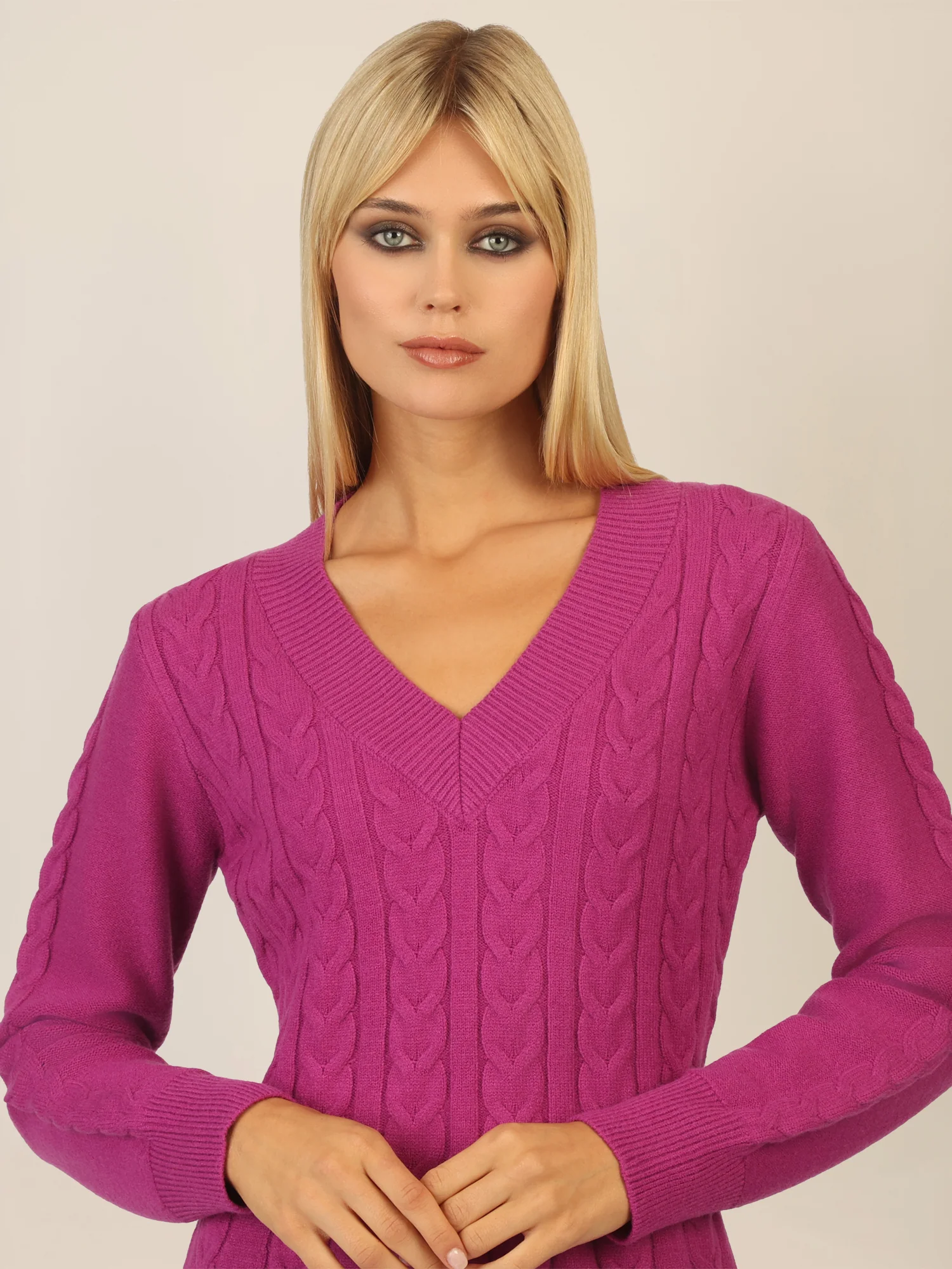 APART Strickkleid mit Zopfmuster und V-Ausschnitt | lila - Image 5