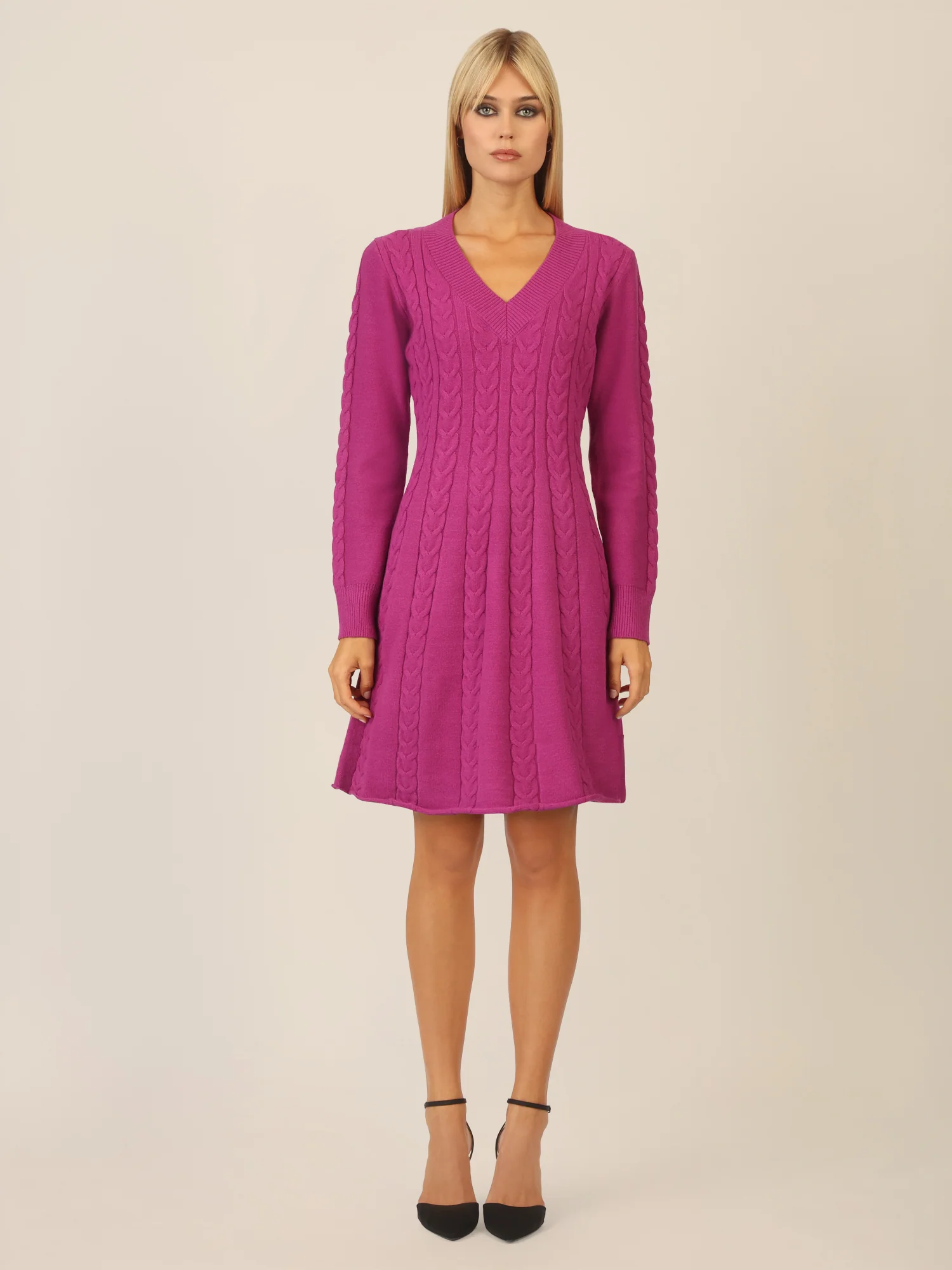 APART Strickkleid mit Zopfmuster und V-Ausschnitt | lila - Image 6