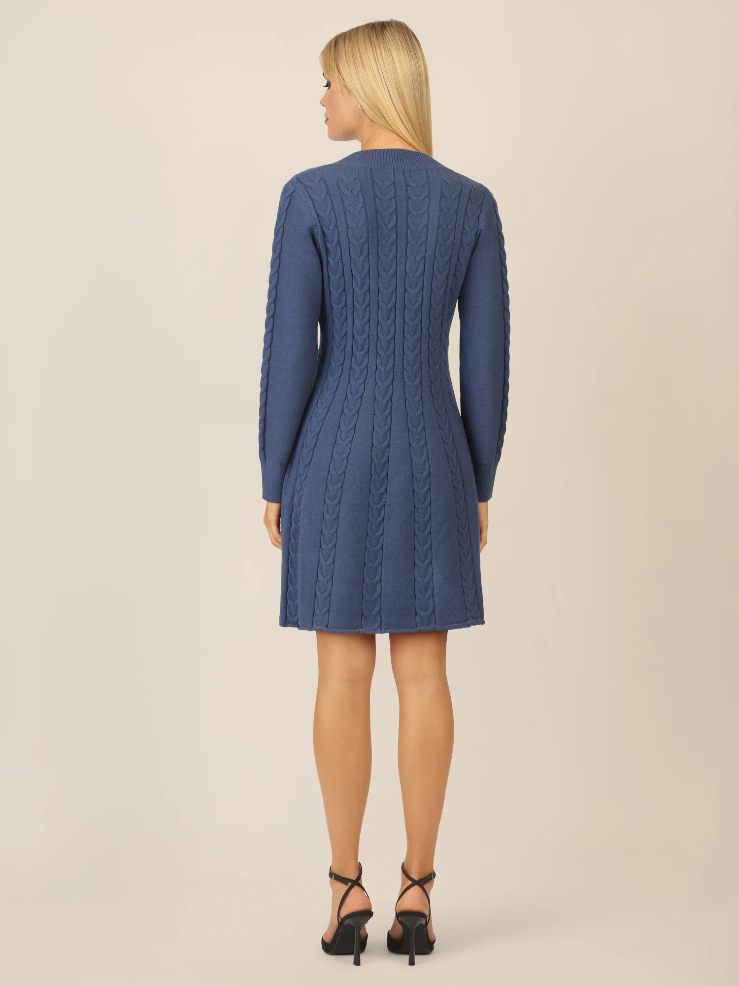 APART Strickkleid mit Zopfmuster und V-Ausschnitt | mittelblau - Image 2