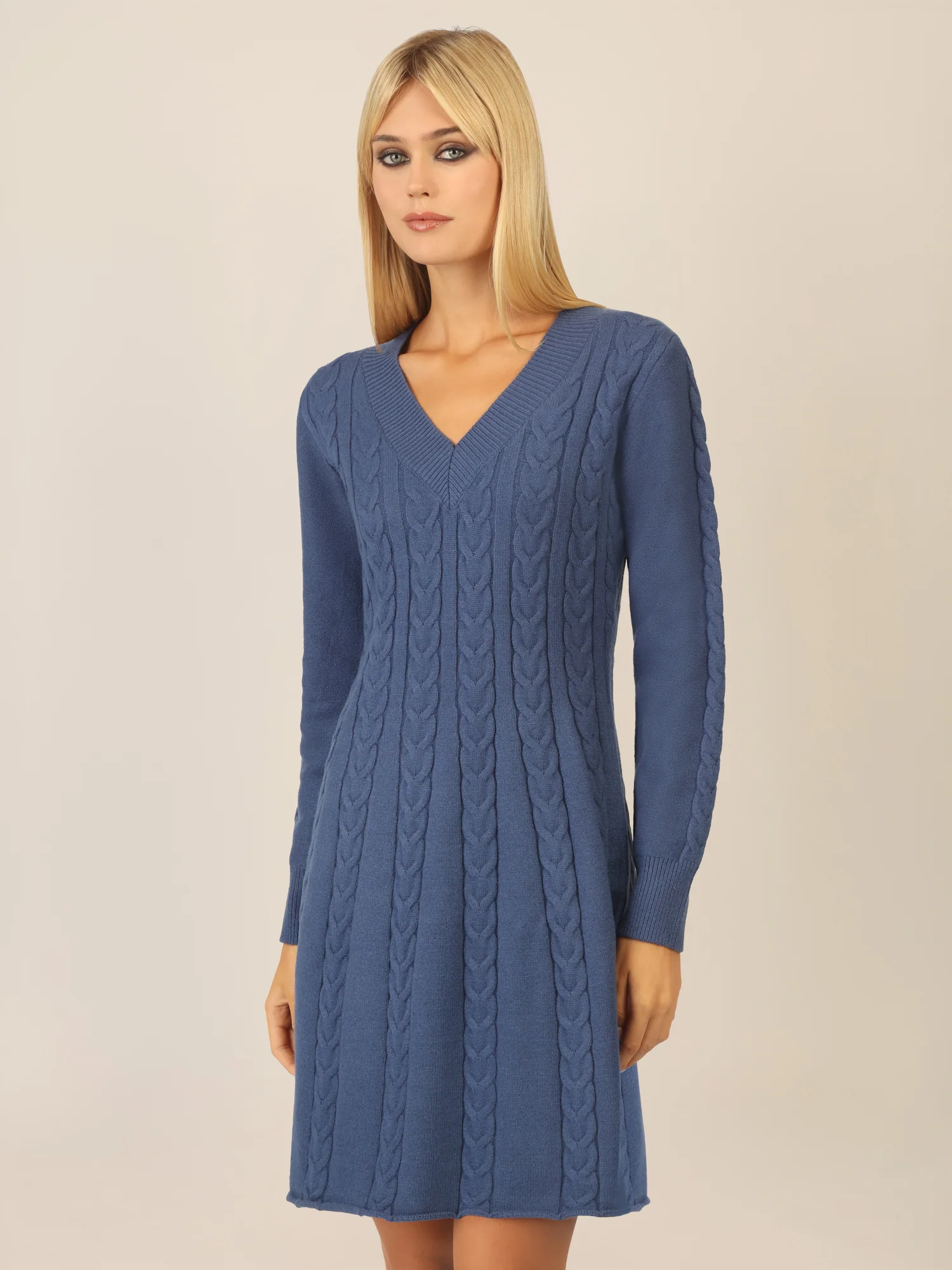 APART Strickkleid mit Zopfmuster und V-Ausschnitt | mittelblau - Image 4