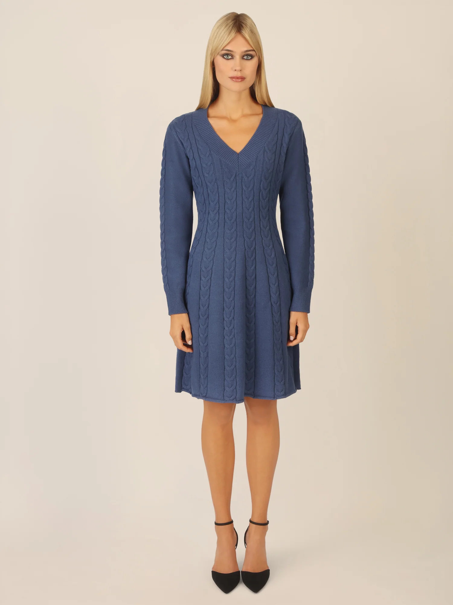APART Strickkleid mit Zopfmuster und V-Ausschnitt | mittelblau - Image 6