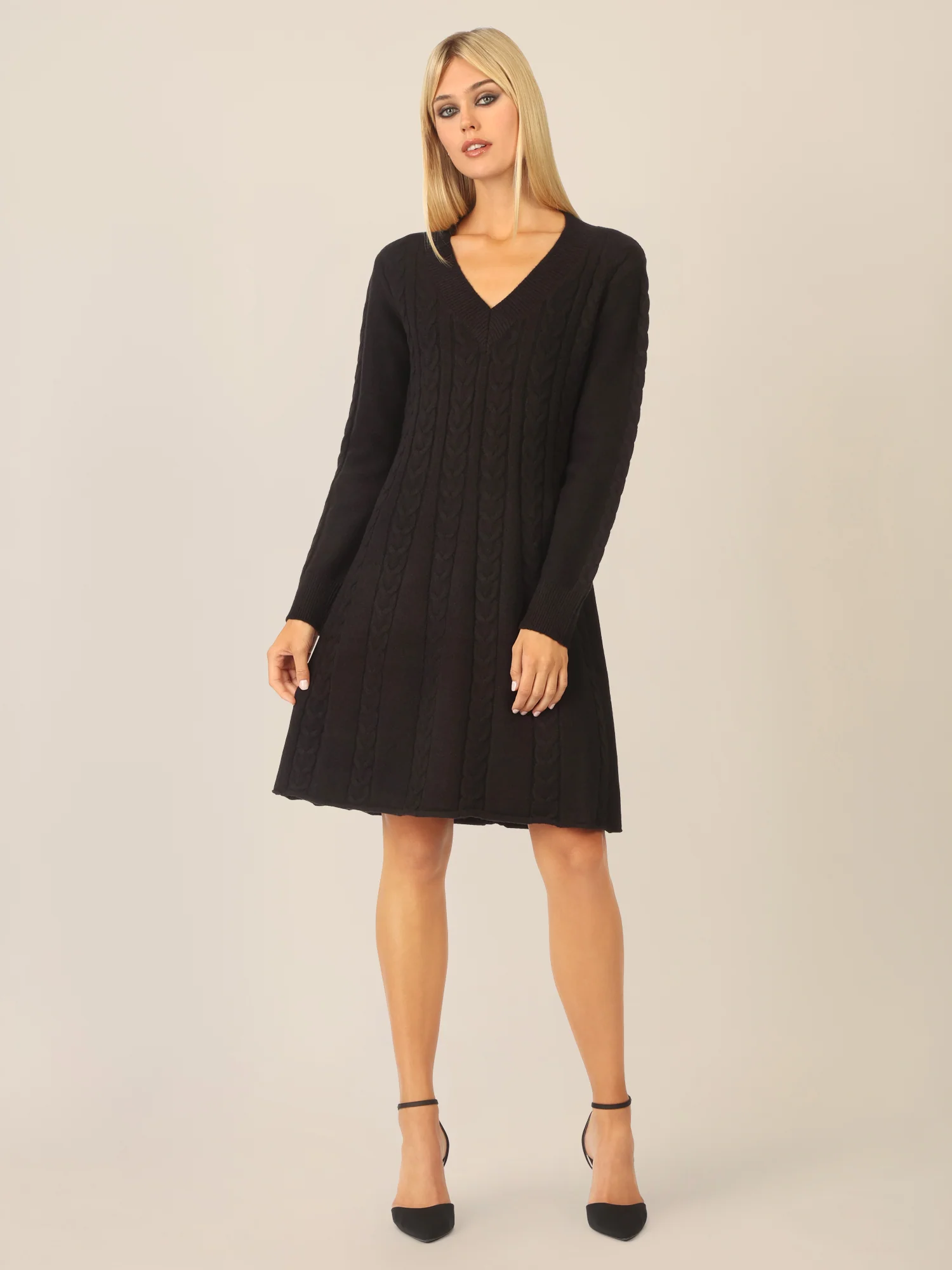 APART Strickkleid mit Zopfmuster und V-Ausschnitt | schwarz