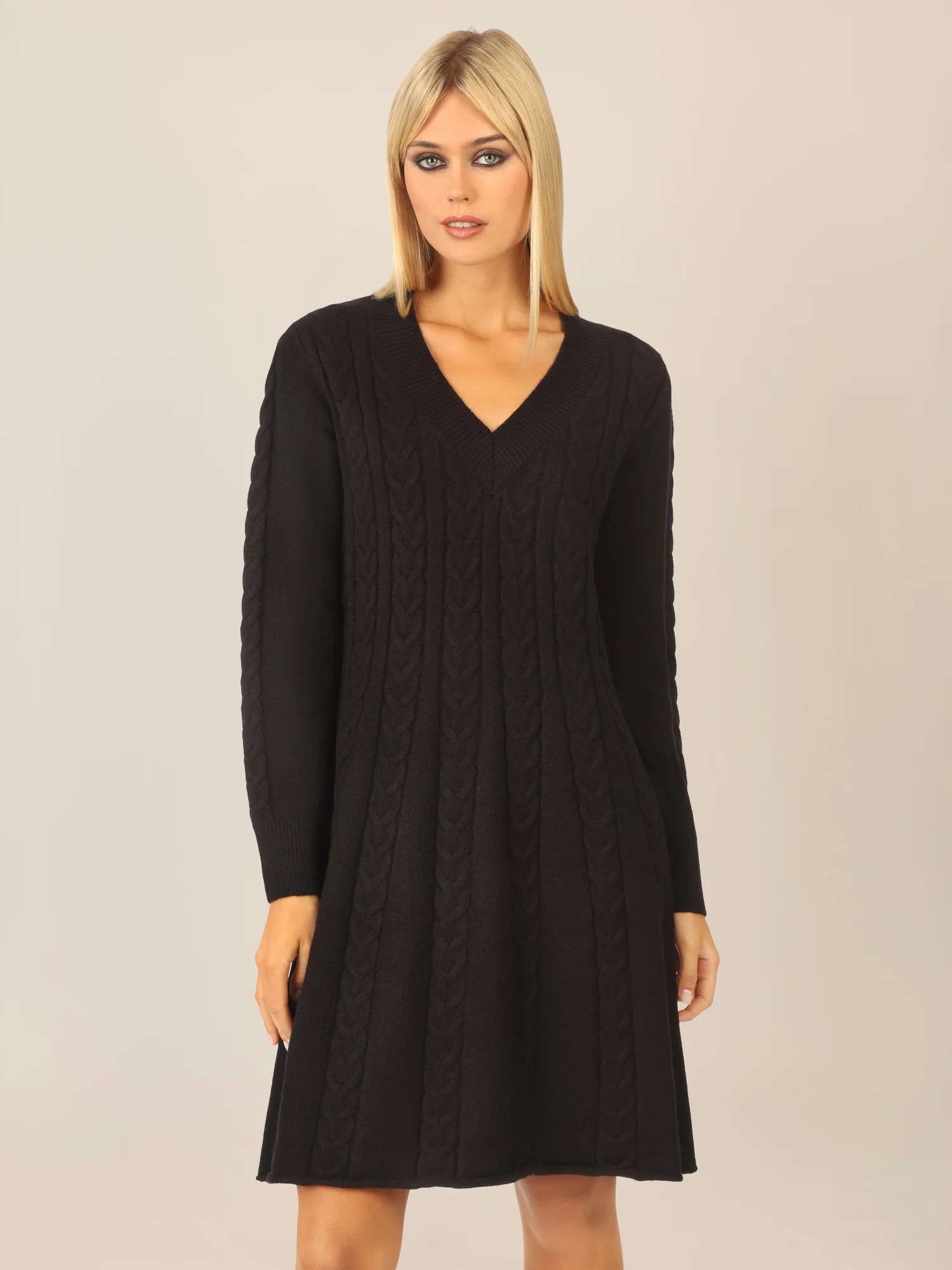 APART Strickkleid mit Zopfmuster und V-Ausschnitt | schwarz - Image 4