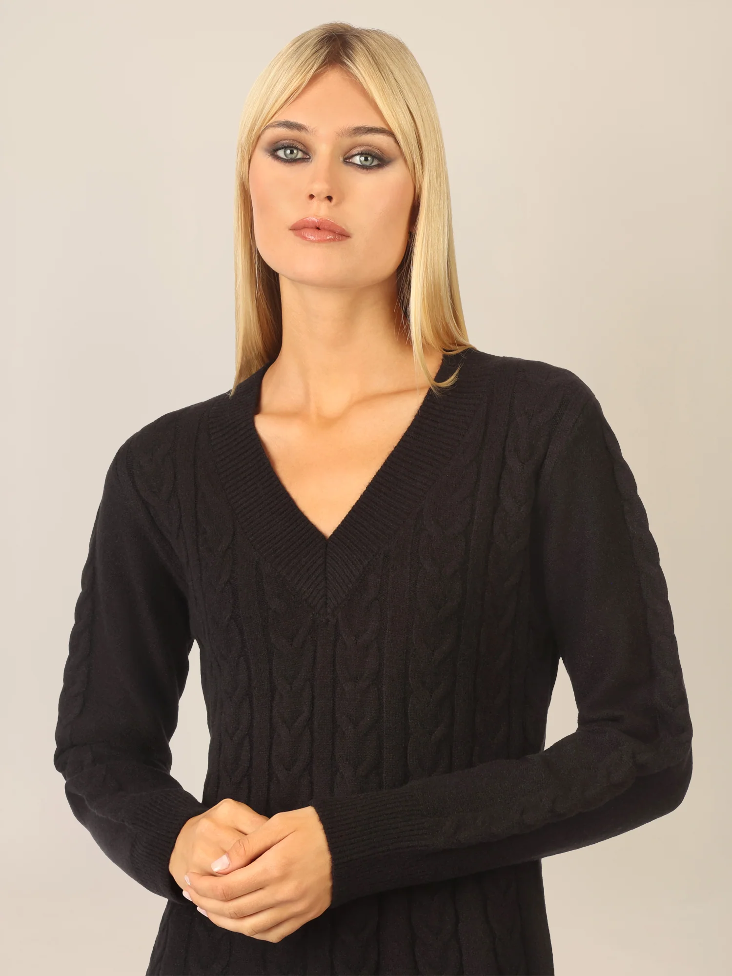 APART Strickkleid mit Zopfmuster und V-Ausschnitt | schwarz - Image 5
