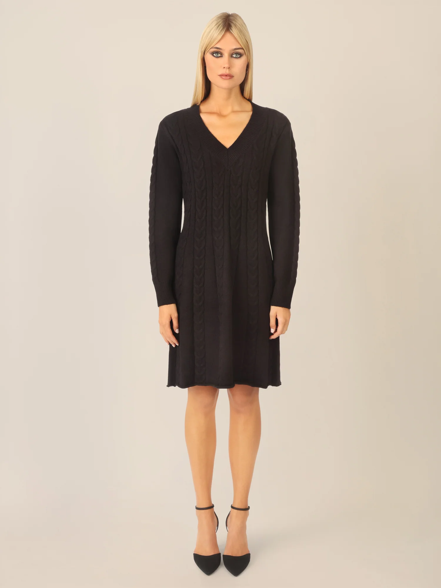 APART Strickkleid mit Zopfmuster und V-Ausschnitt | schwarz - Image 6