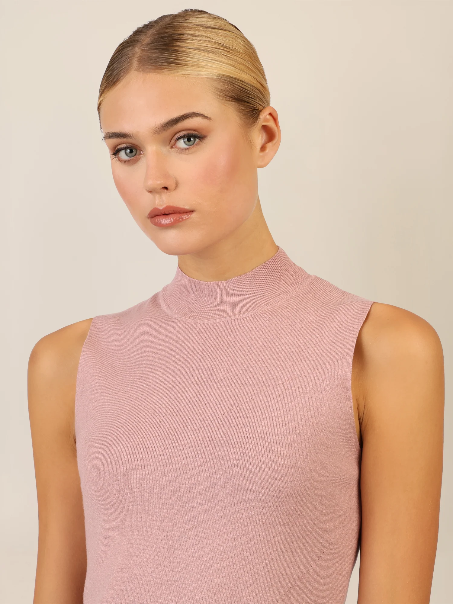 APART Stricktop mit Stehkragen und Ärmellos-Design | mauve - Image 5