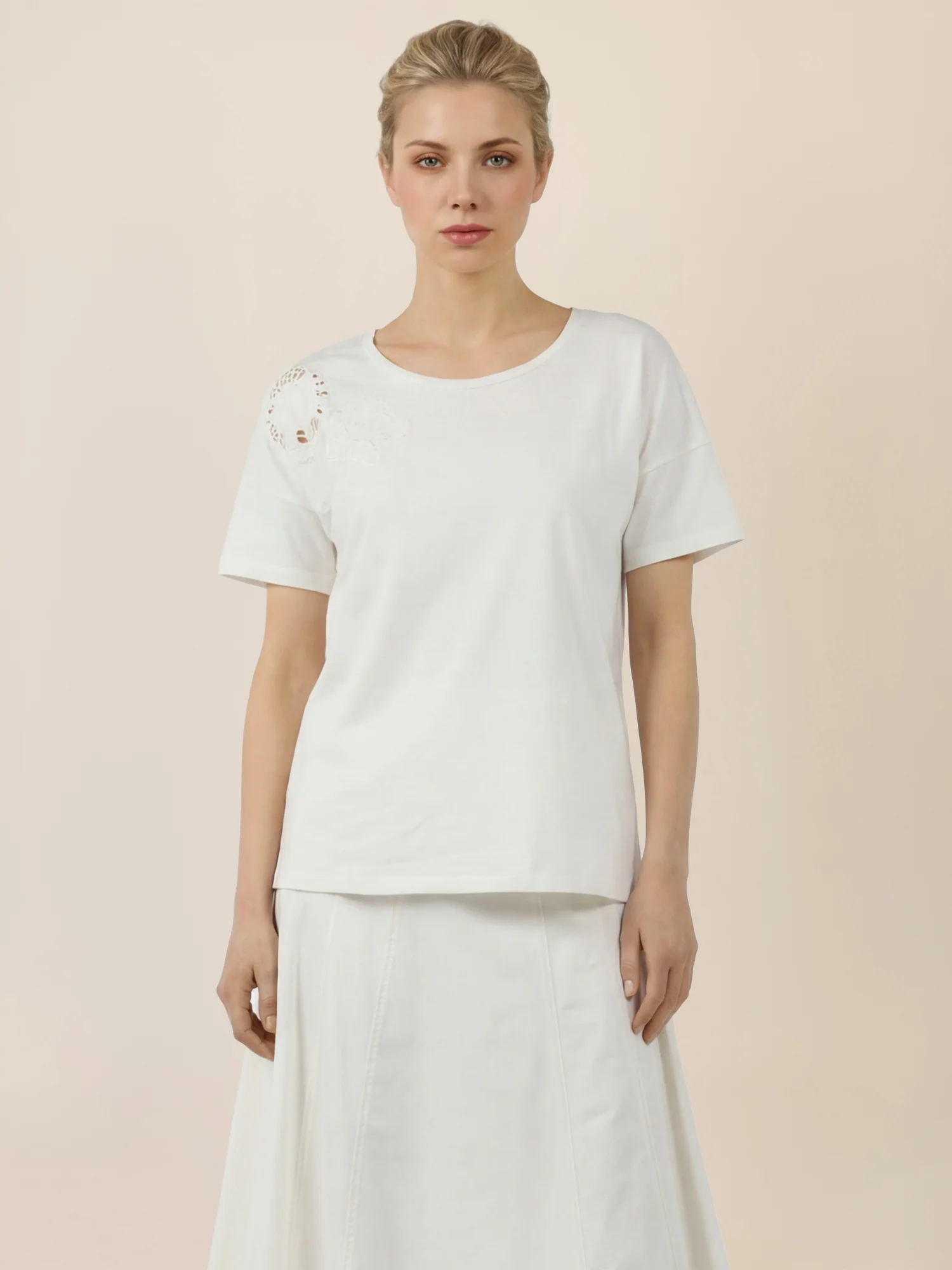 APART T-Shirt mit floraler Spitze auf der Schulter | creme