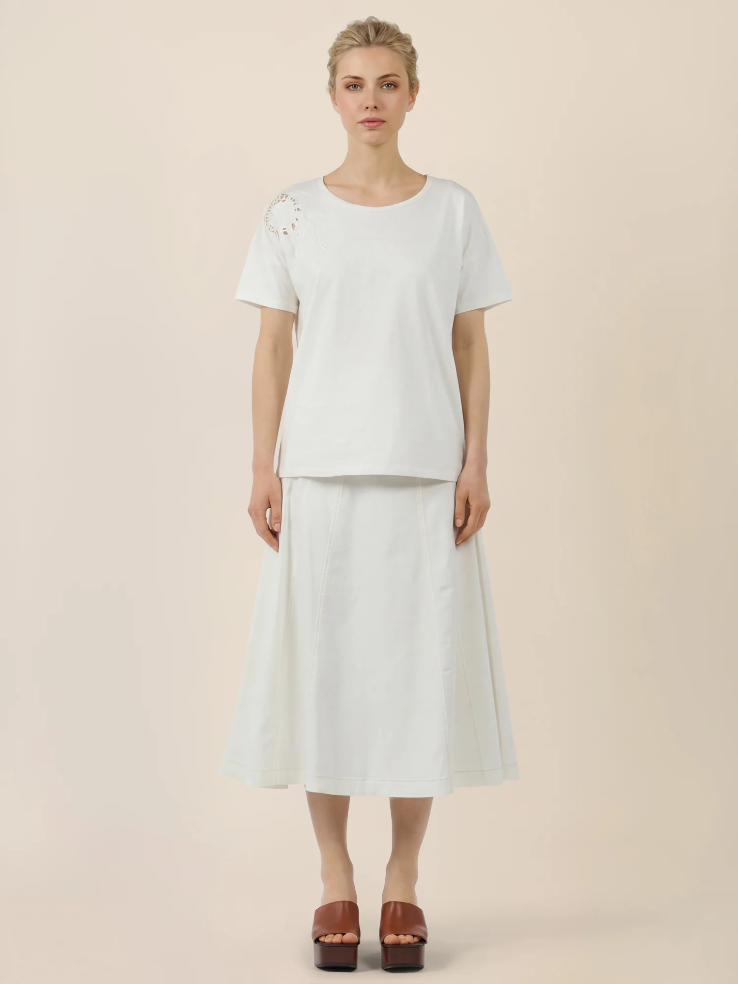 APART T-Shirt mit floraler Spitze auf der Schulter | creme - Image 2