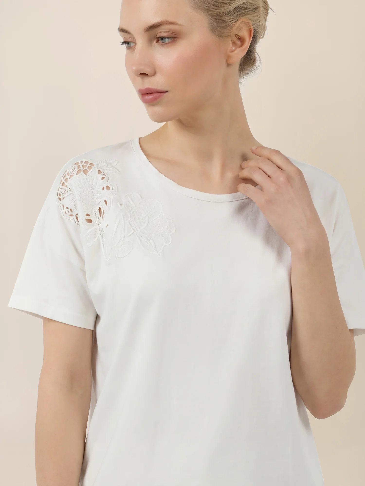 APART T-Shirt mit floraler Spitze auf der Schulter | creme - Image 5