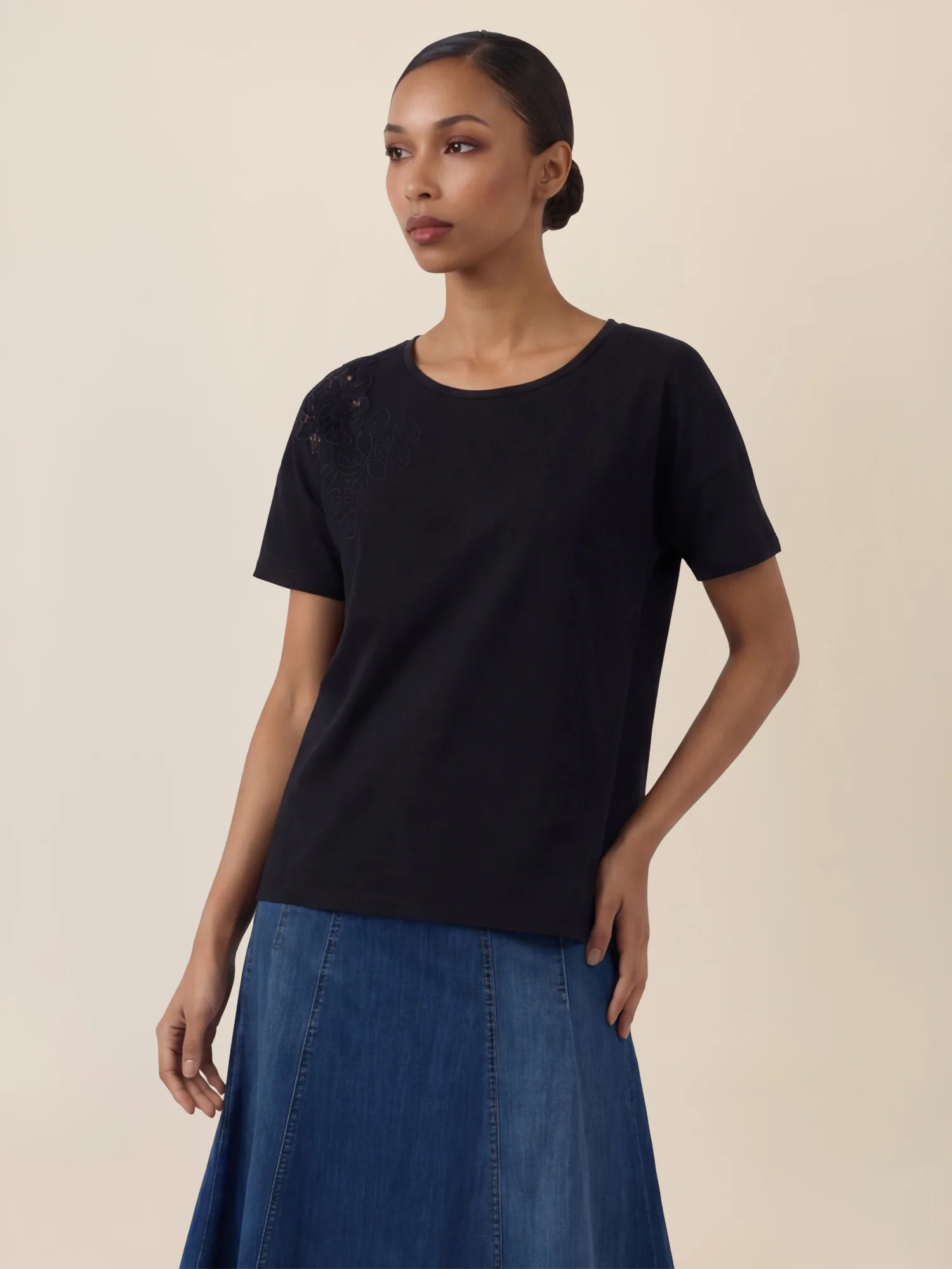 APART T-Shirt mit floraler Spitze auf der Schulter | schwarz