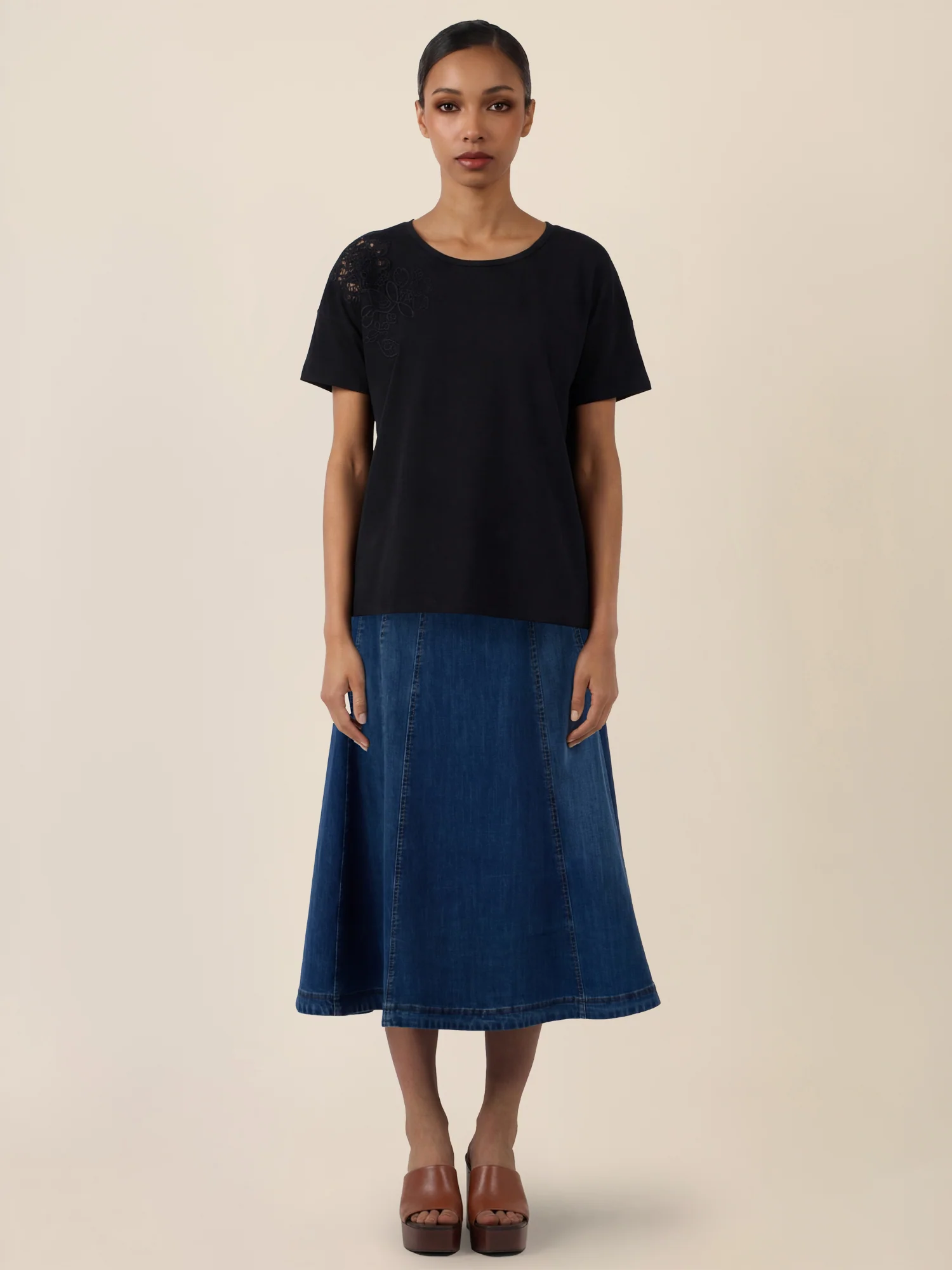 APART T-Shirt mit floraler Spitze auf der Schulter | schwarz - Image 2