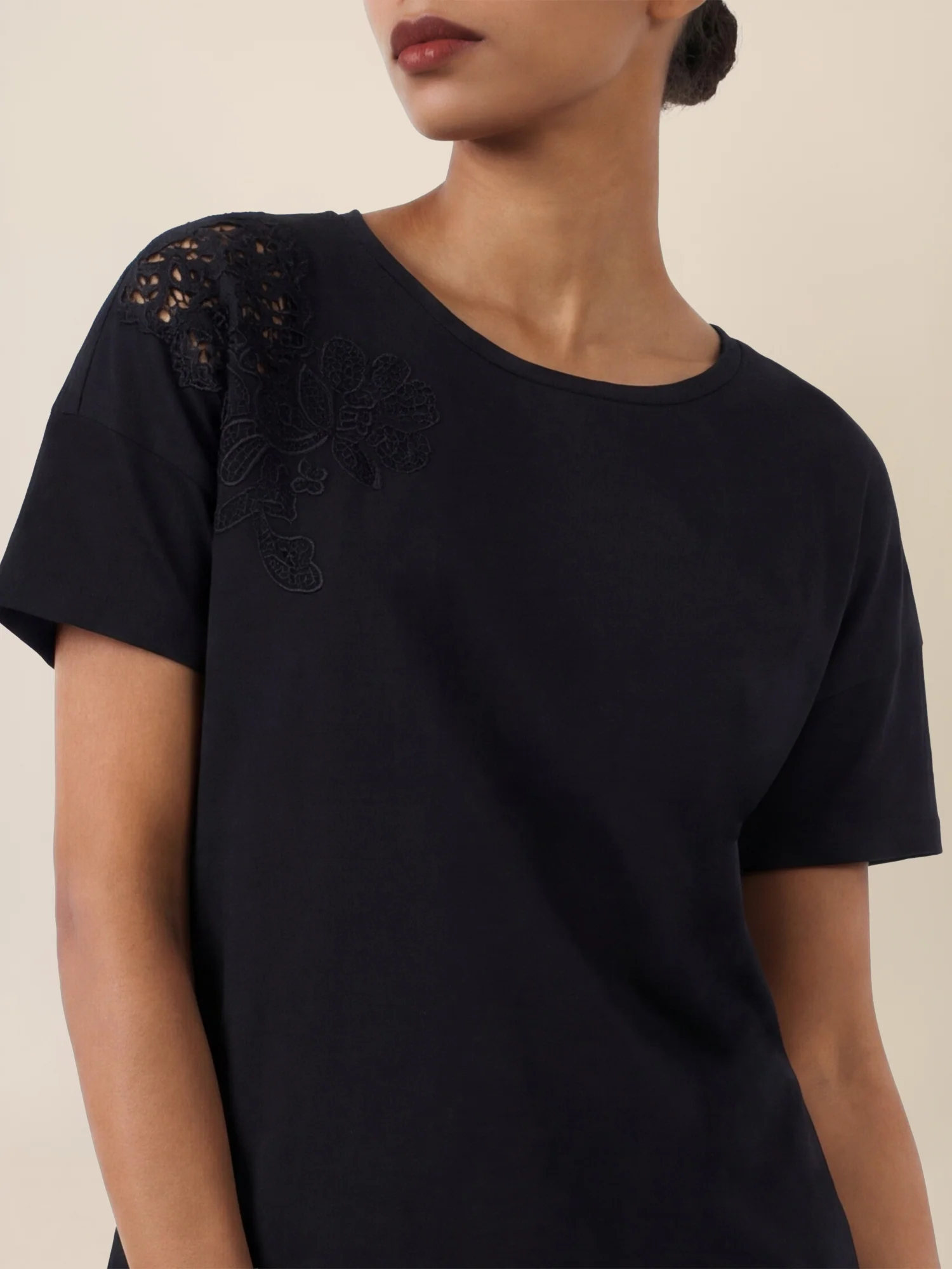 APART T-Shirt mit floraler Spitze auf der Schulter | schwarz - Image 5