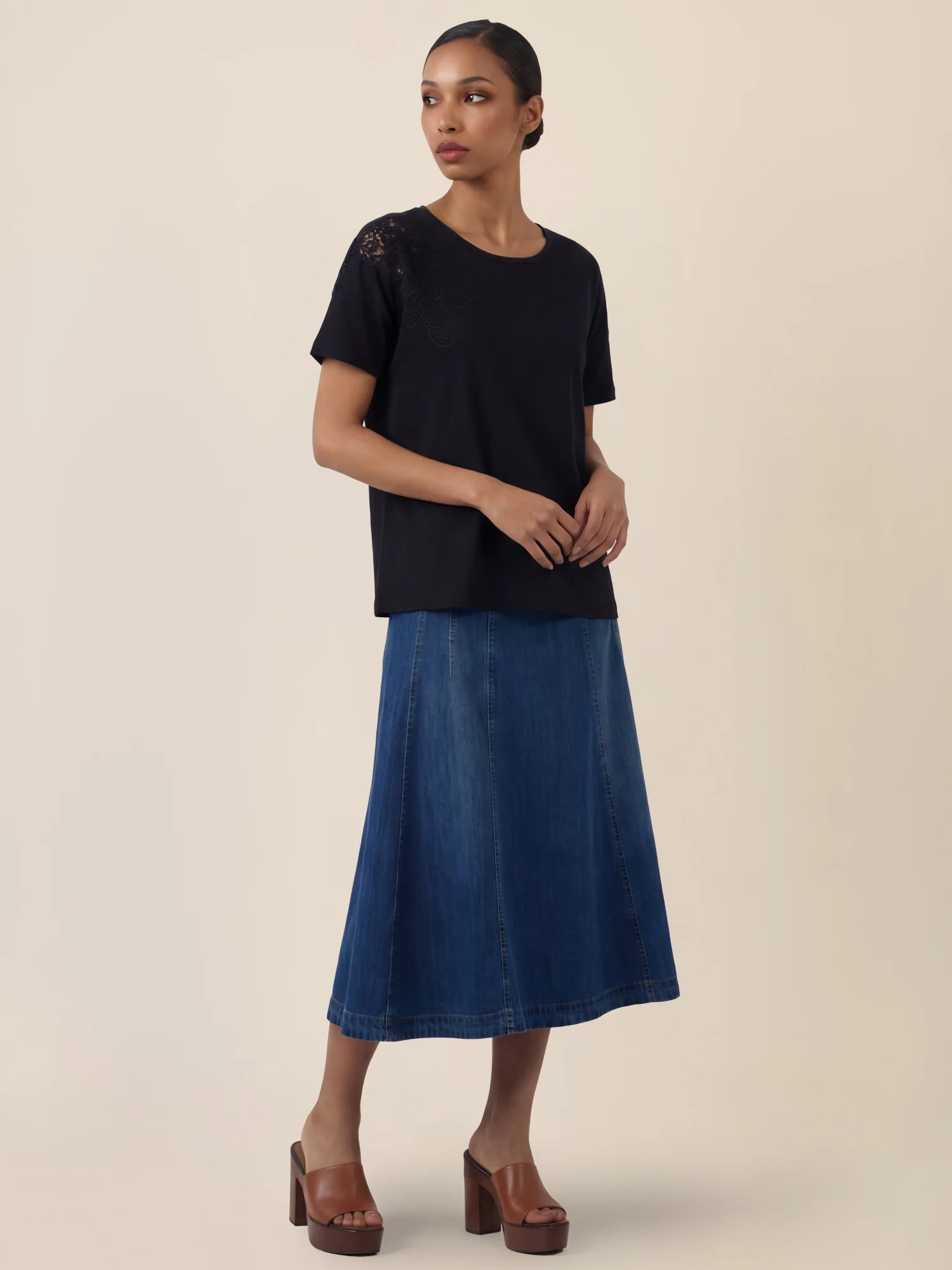 APART T-Shirt mit floraler Spitze auf der Schulter | schwarz - Image 6