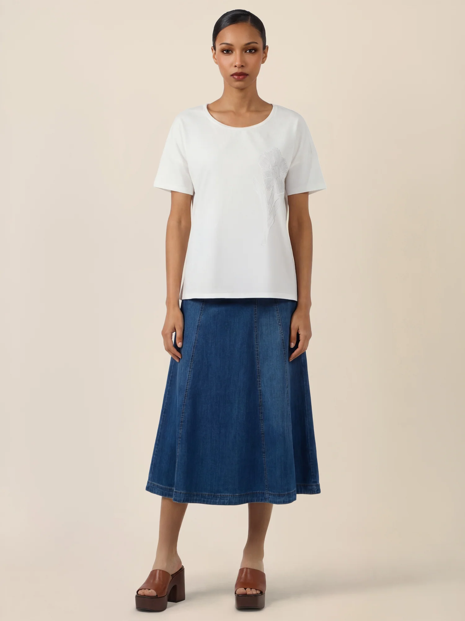 APART T-Shirt mit floraler Ton-in-Ton-Stickerei | creme - Image 2