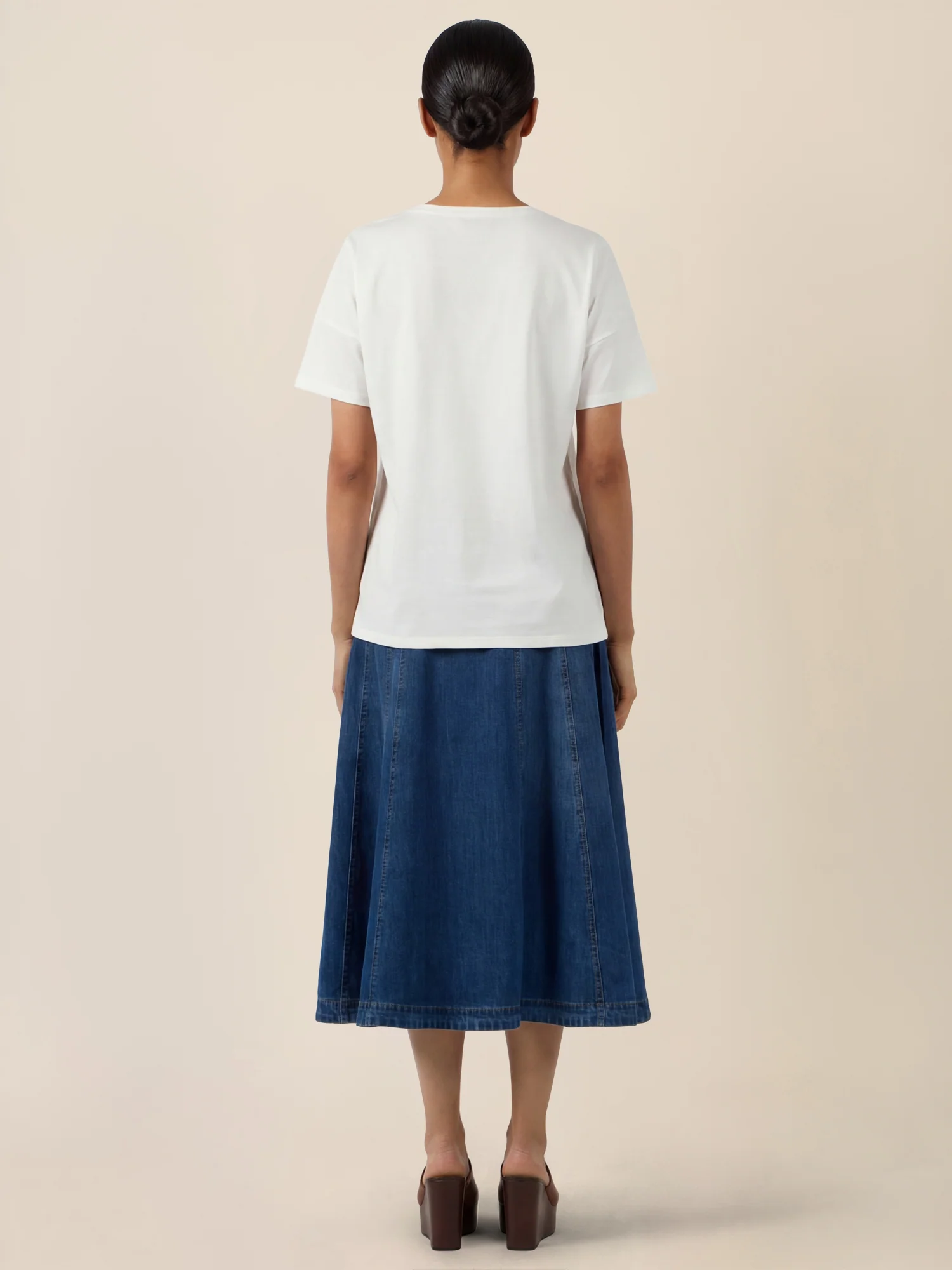 APART T-Shirt mit floraler Ton-in-Ton-Stickerei | creme - Image 3