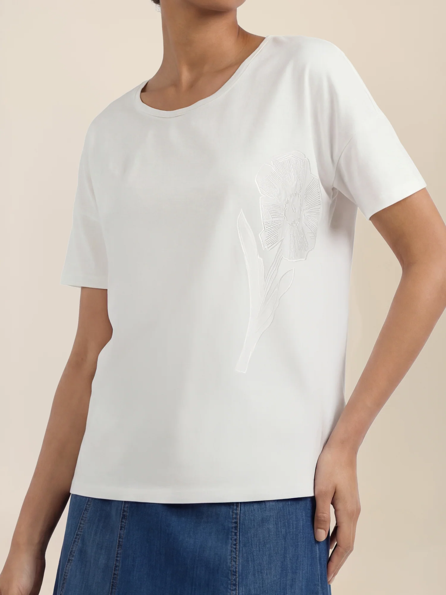 APART T-Shirt mit floraler Ton-in-Ton-Stickerei | creme - Image 6