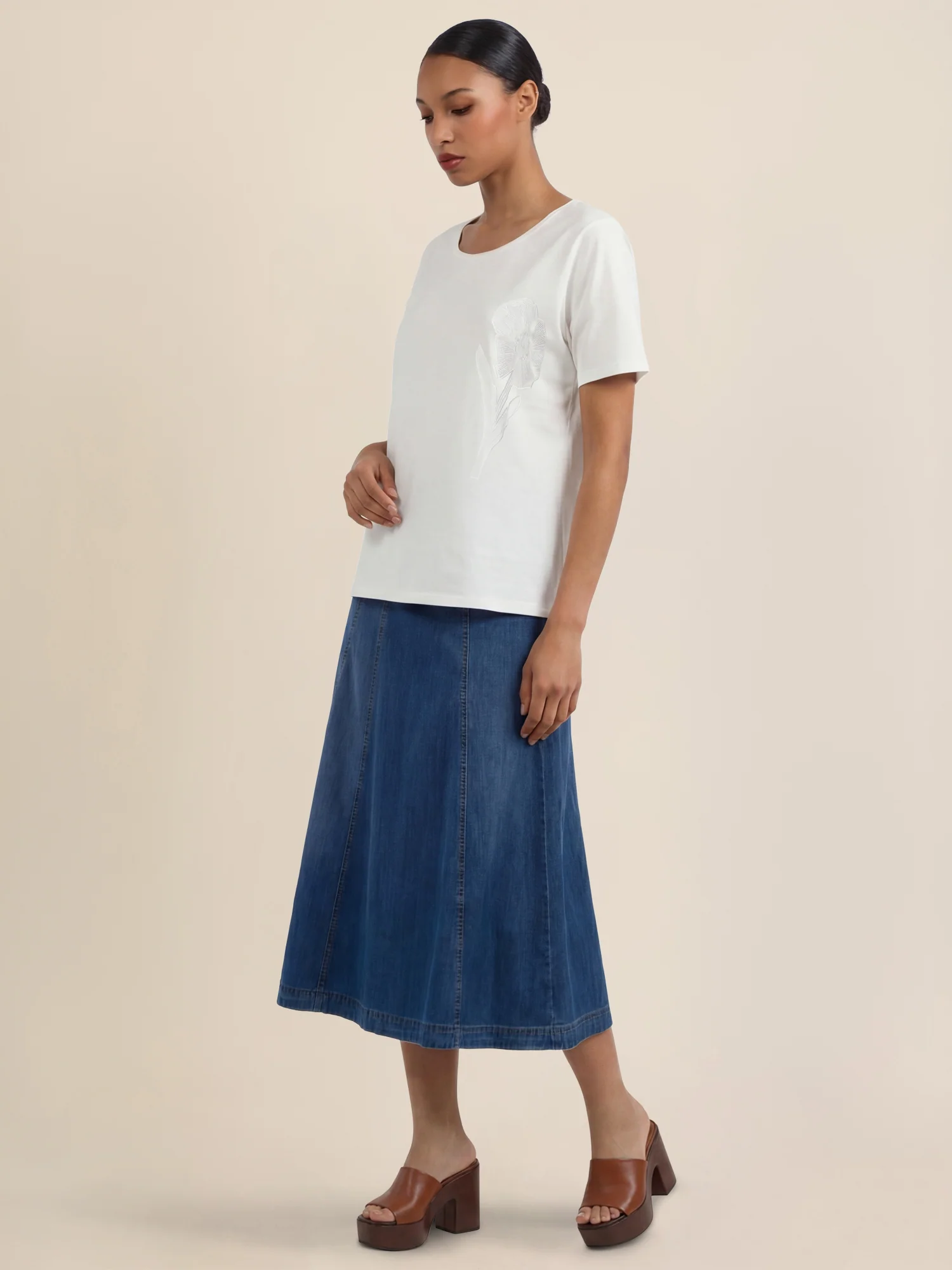 APART T-Shirt mit floraler Ton-in-Ton-Stickerei | creme - Image 8