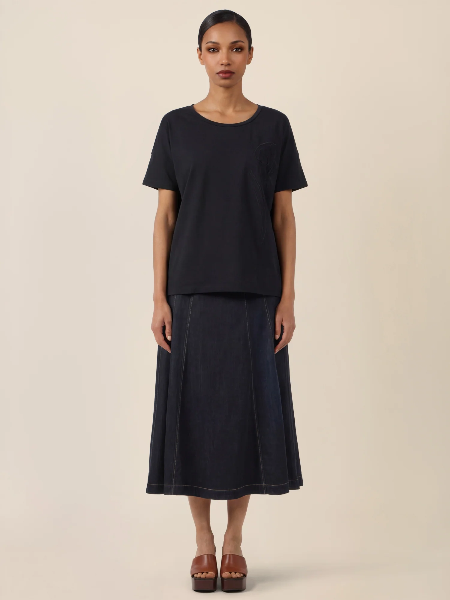 APART T-Shirt mit floraler Ton-in-Ton-Stickerei | schwarz