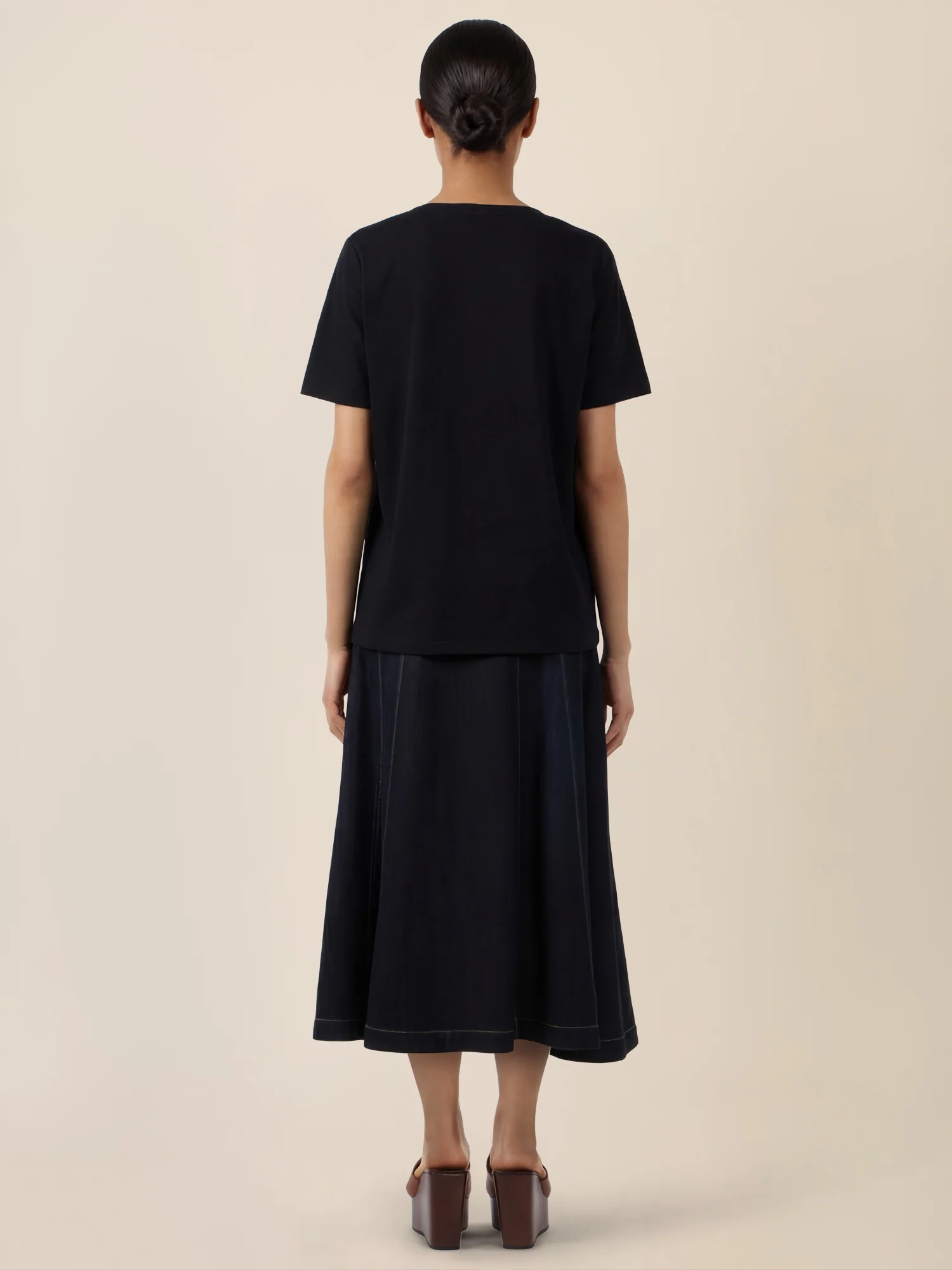 APART T-Shirt mit floraler Ton-in-Ton-Stickerei | schwarz - Image 2