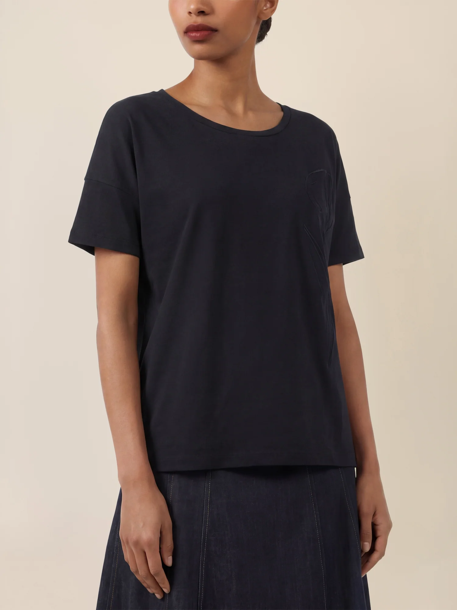 APART T-Shirt mit floraler Ton-in-Ton-Stickerei | schwarz - Image 4