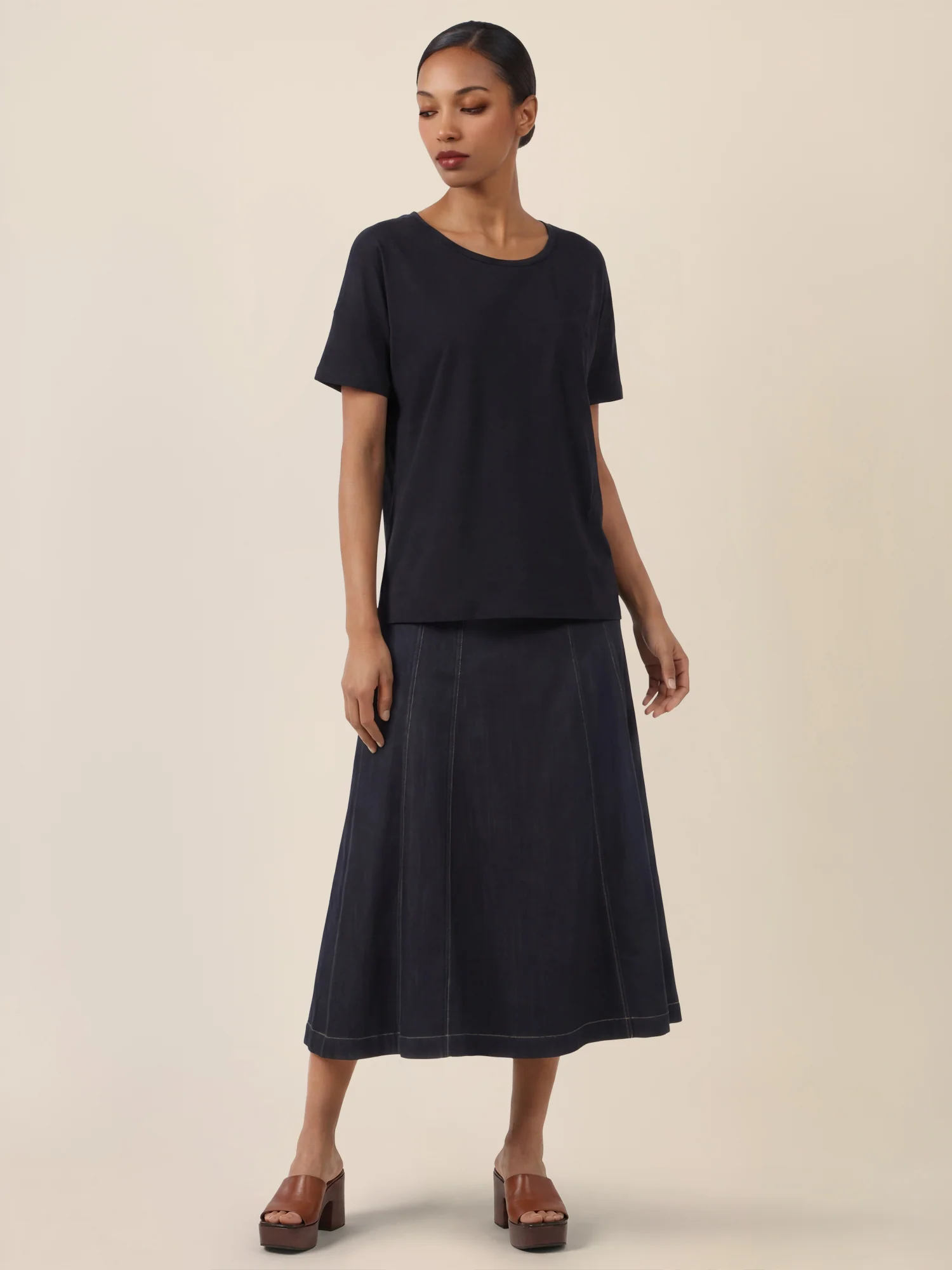 APART T-Shirt mit floraler Ton-in-Ton-Stickerei | schwarz - Image 5