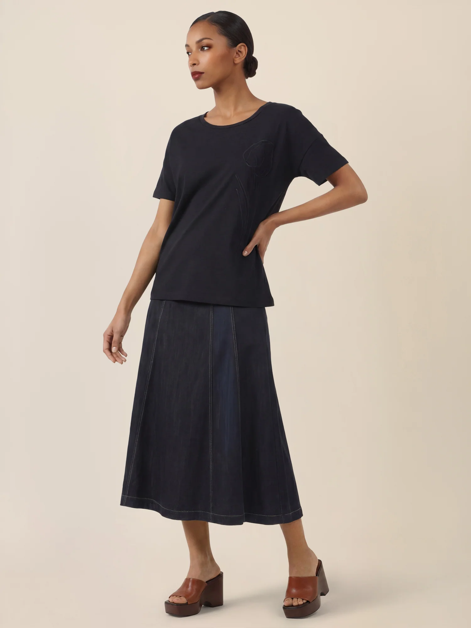 APART T-Shirt mit floraler Ton-in-Ton-Stickerei | schwarz - Image 6