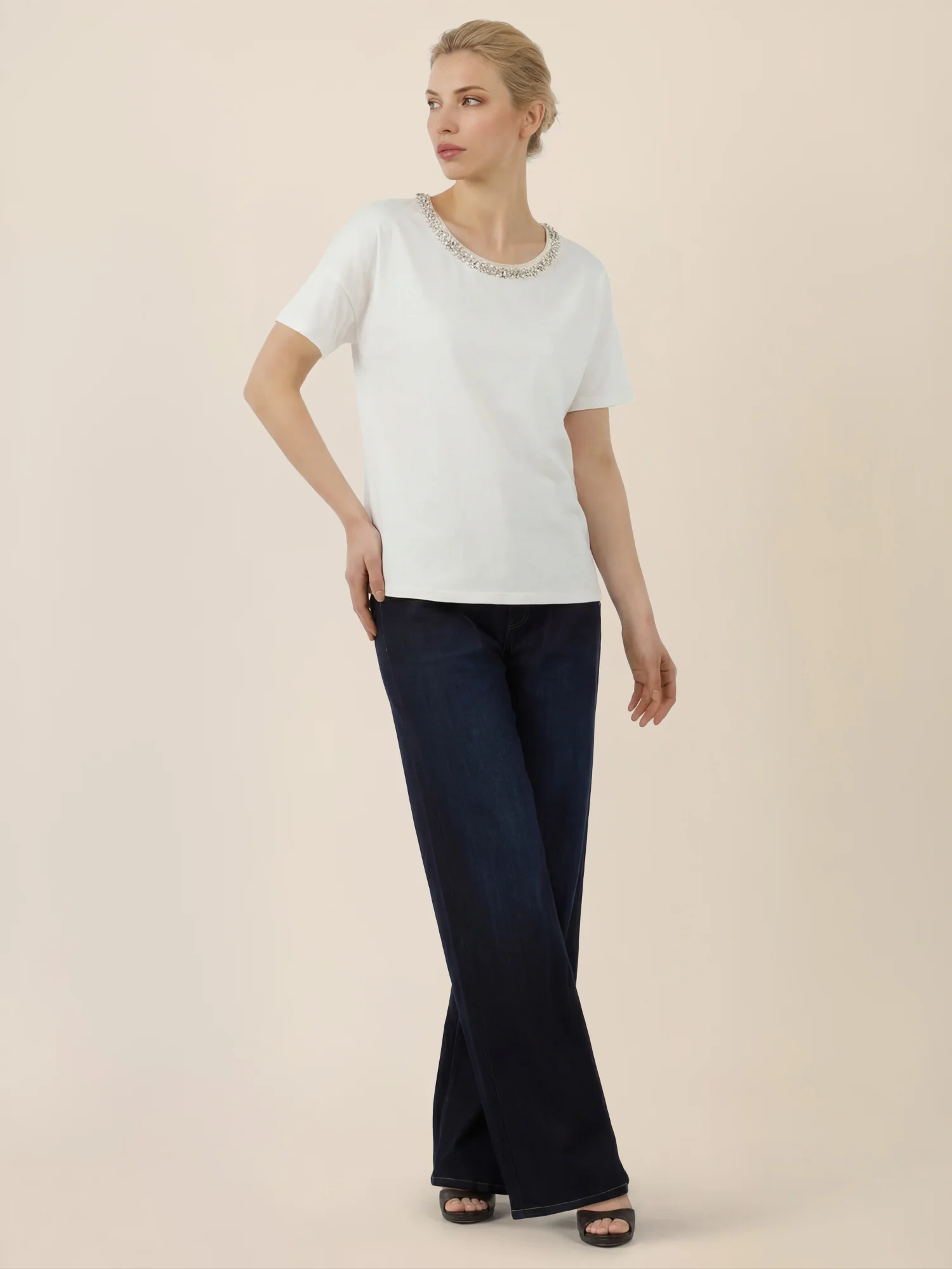 APART T-Shirt mit funkelndem Schmuckkragen | creme - Image 6