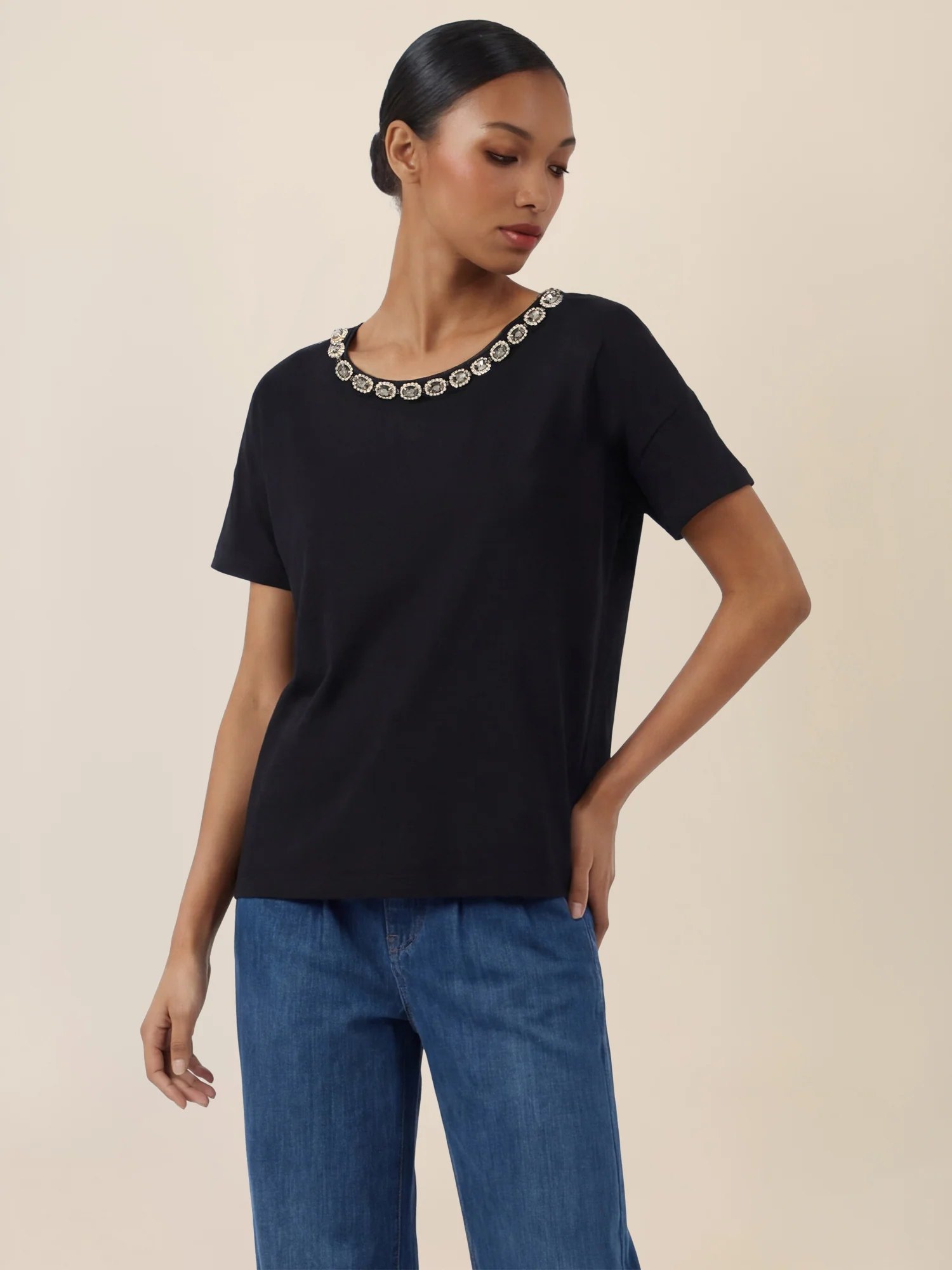 APART T-Shirt mit funkelndem Schmuckkragen | schwarz - Image 2
