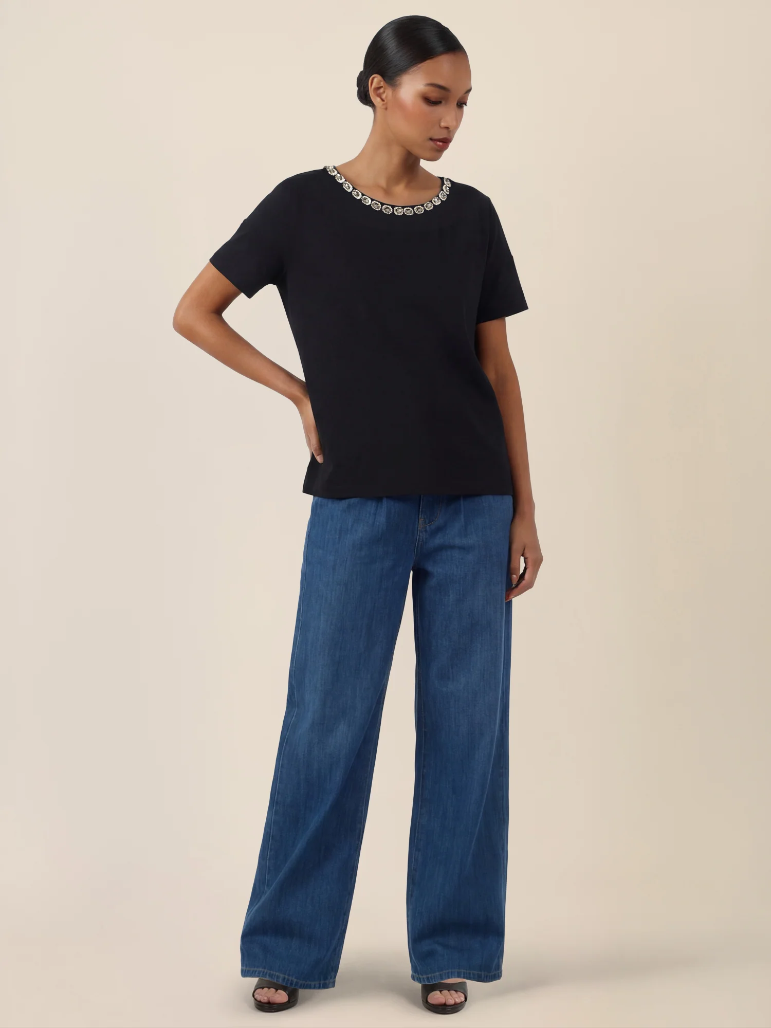 APART T-Shirt mit funkelndem Schmuckkragen | schwarz - Image 6